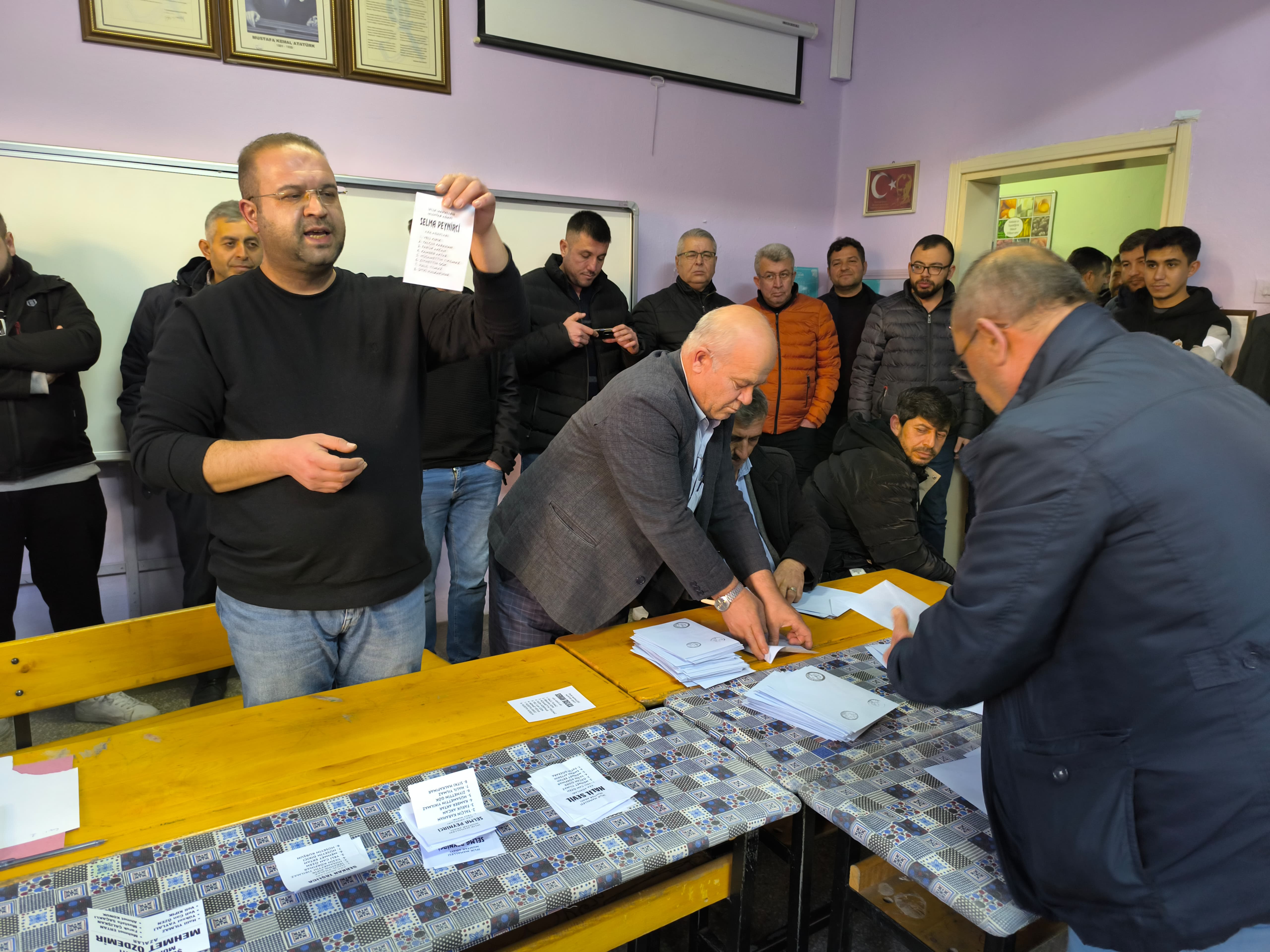 Buruk Muhtarlık Sevinci: Muhtar Seçilir Seçilmez Soluğu Ölen Kocasının Mezarında Aldı