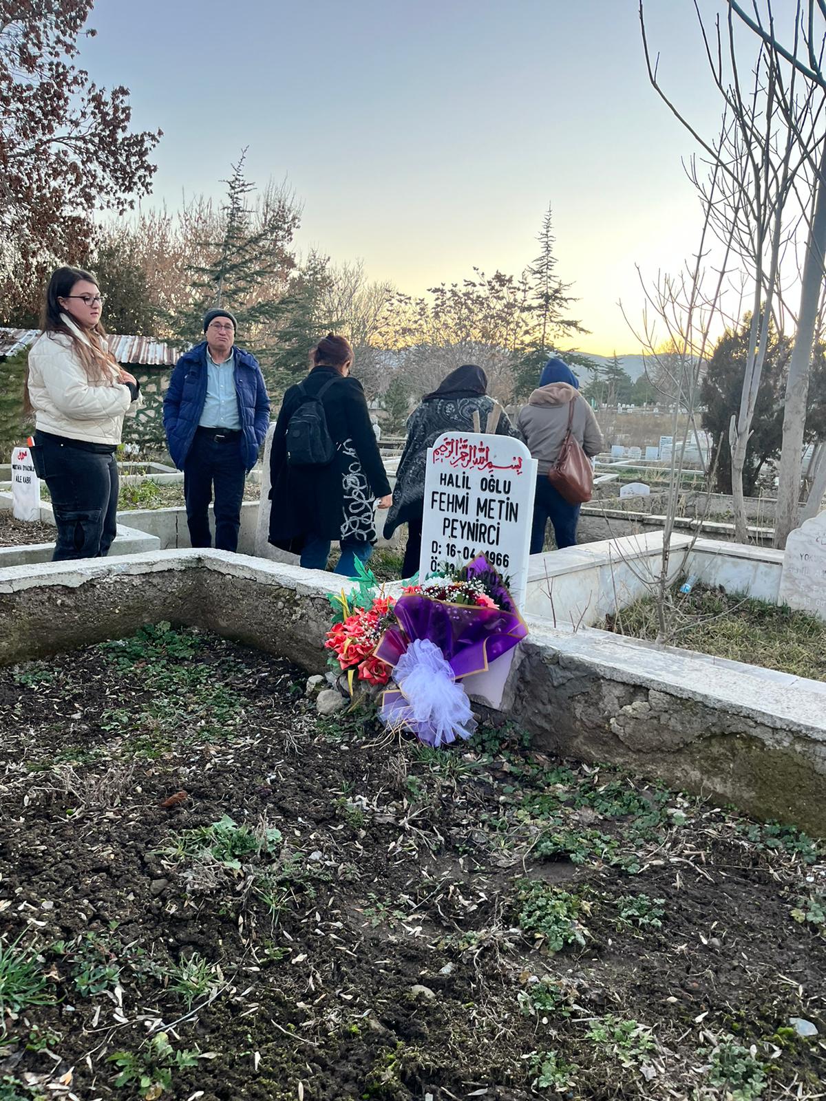 Buruk Muhtarlık Sevinci: Muhtar Seçilir Seçilmez Soluğu Ölen Kocasının Mezarında Aldı