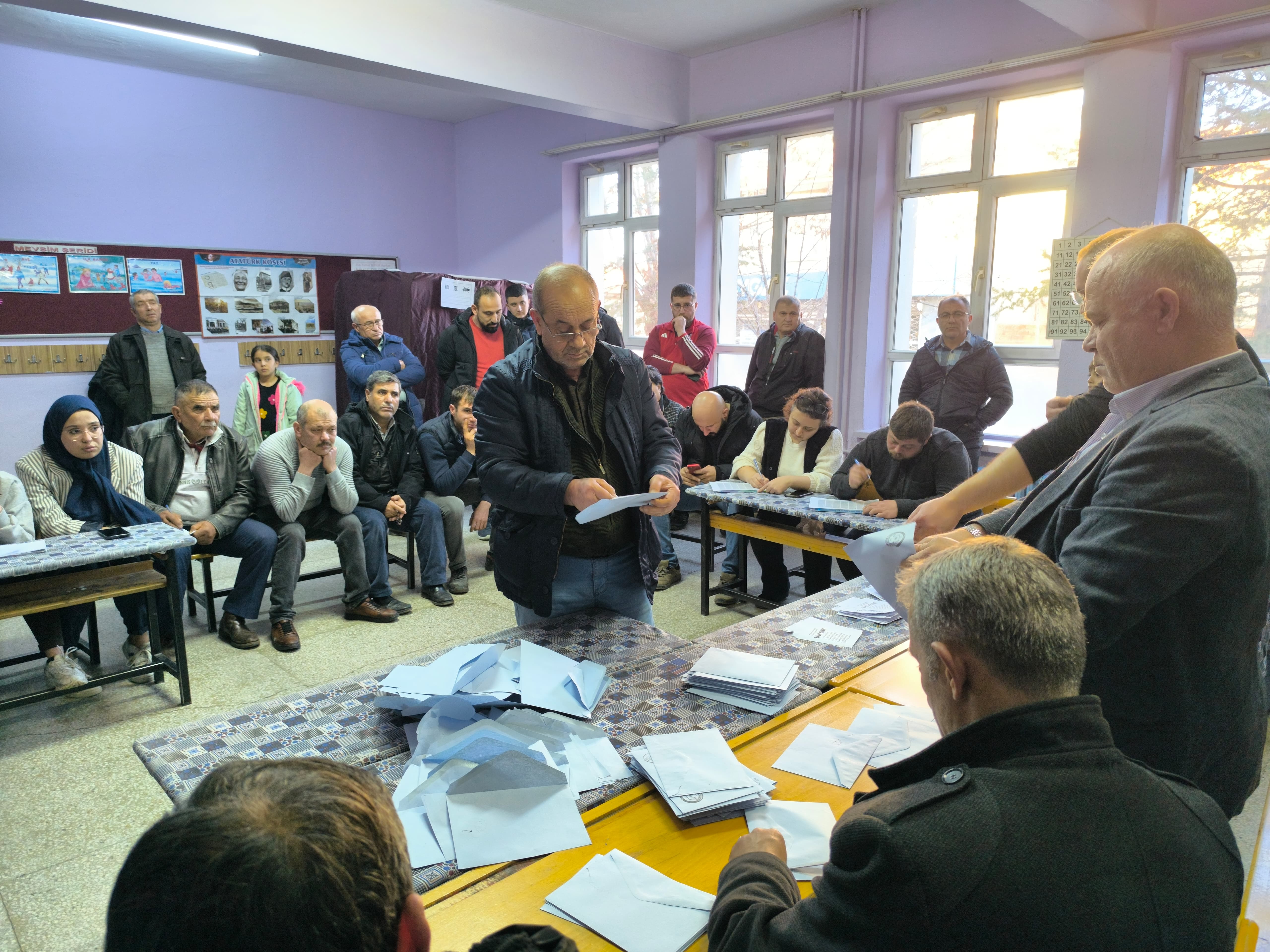 Buruk Muhtarlık Sevinci: Muhtar Seçilir Seçilmez Soluğu Ölen Kocasının Mezarında Aldı