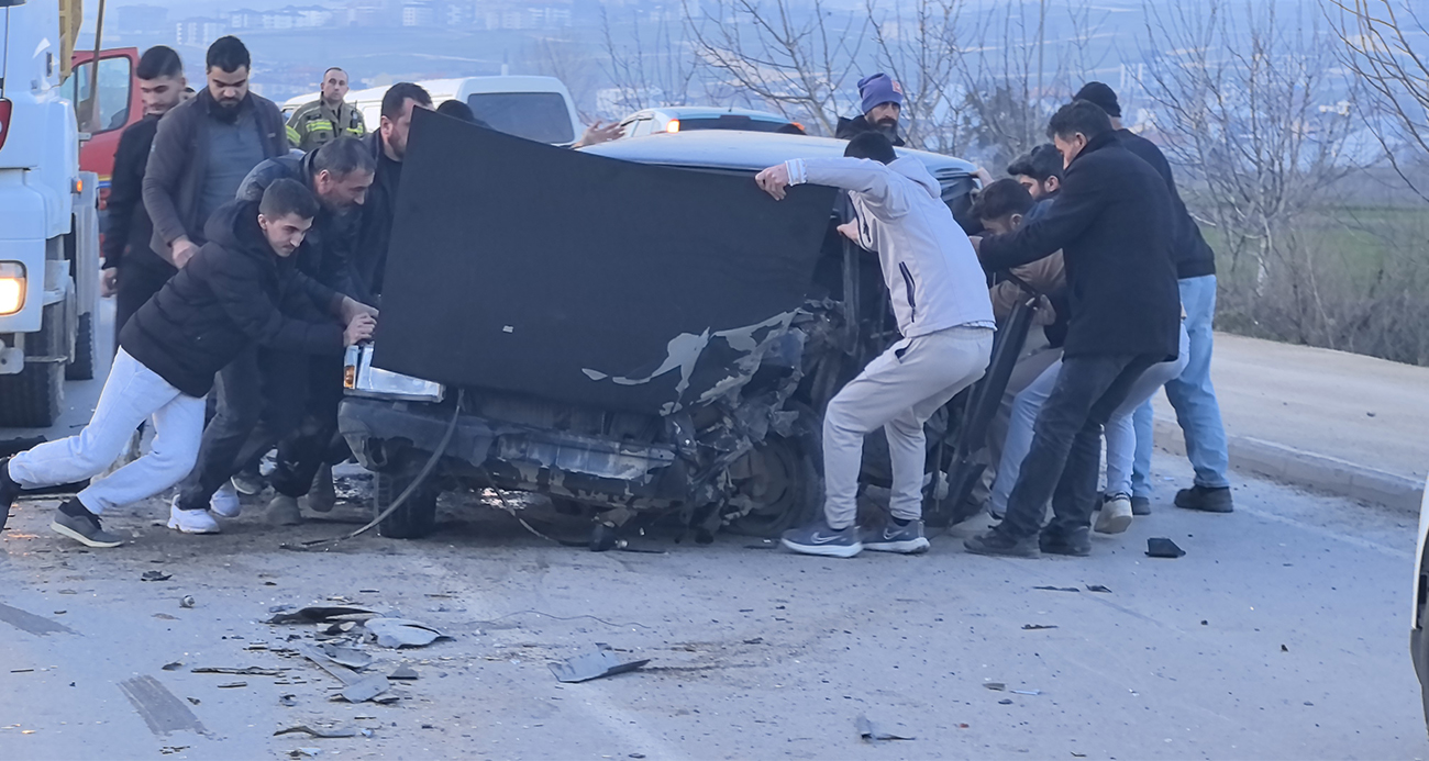 Kamyon İle Otomobil Kafa Kafaya Çarpıştı: Araçta Sıkışan Sürücüyü Vatandaşlar Kurtardı