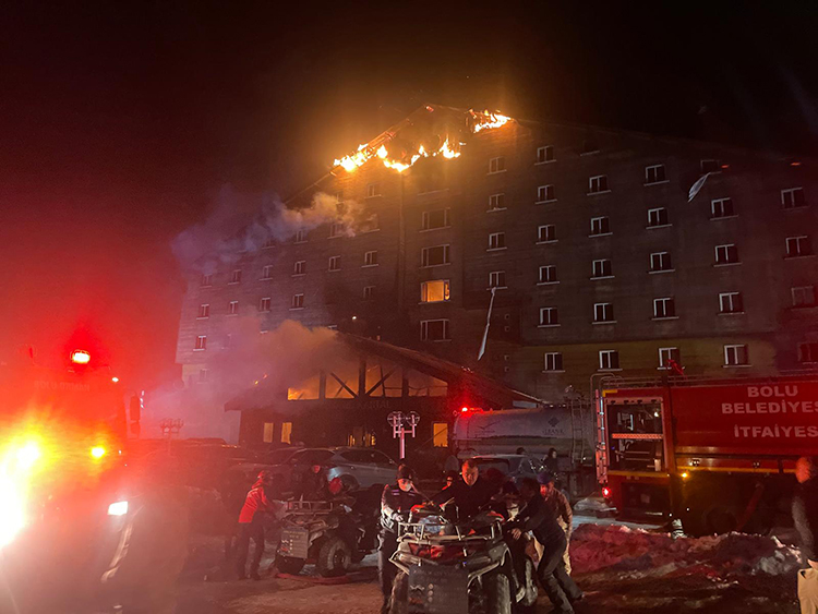 Kayak Merkezi'nde Otel Yangını:  6 Kişi Öldü, 31 Kişi Yaralandı