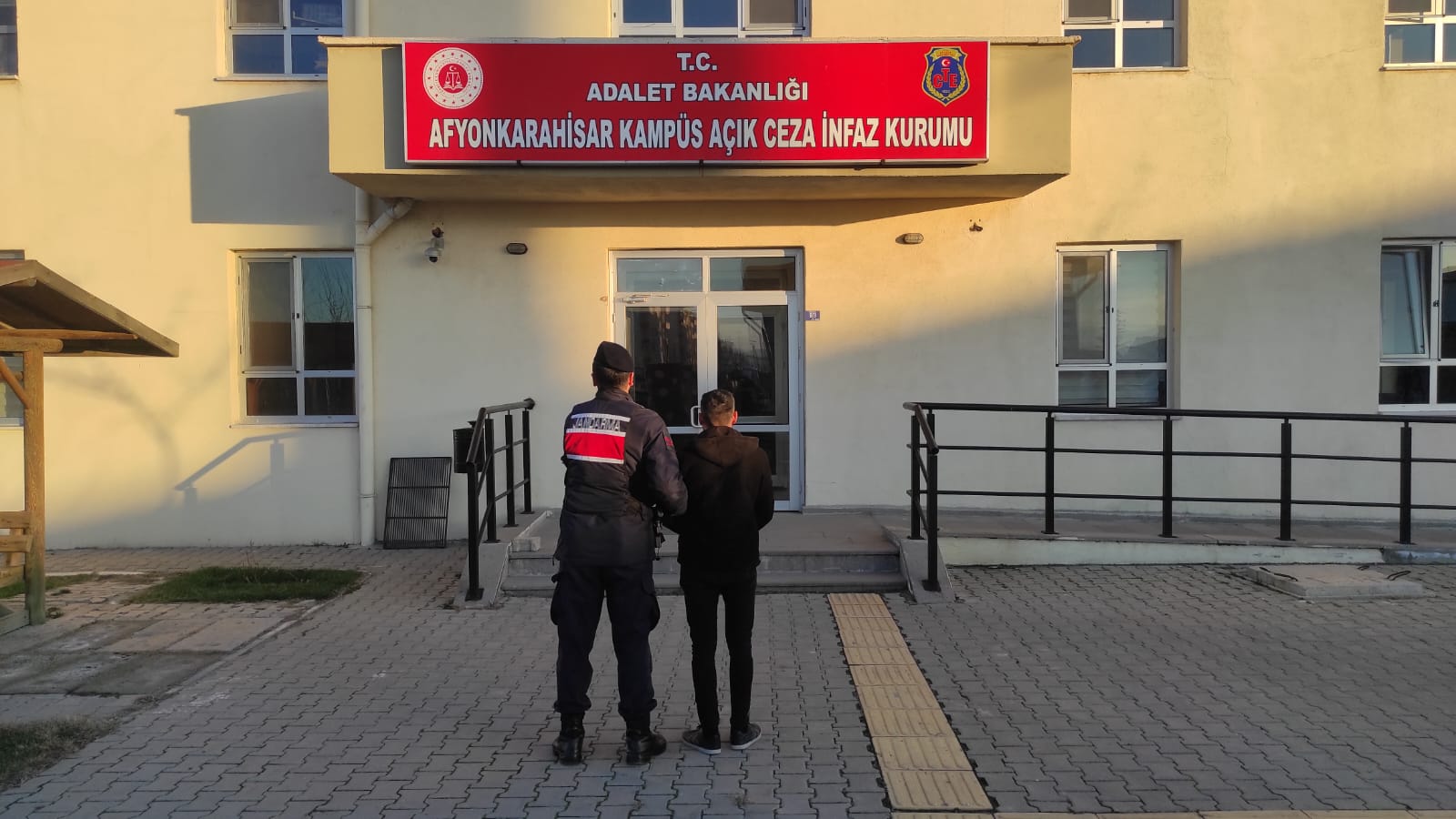 Afyonkarahisar’da Aranan 2 Şahıs Yakalandı: Jandarma, Hapis Cezası Bulunan 2 Kişiyi Tutukladı
