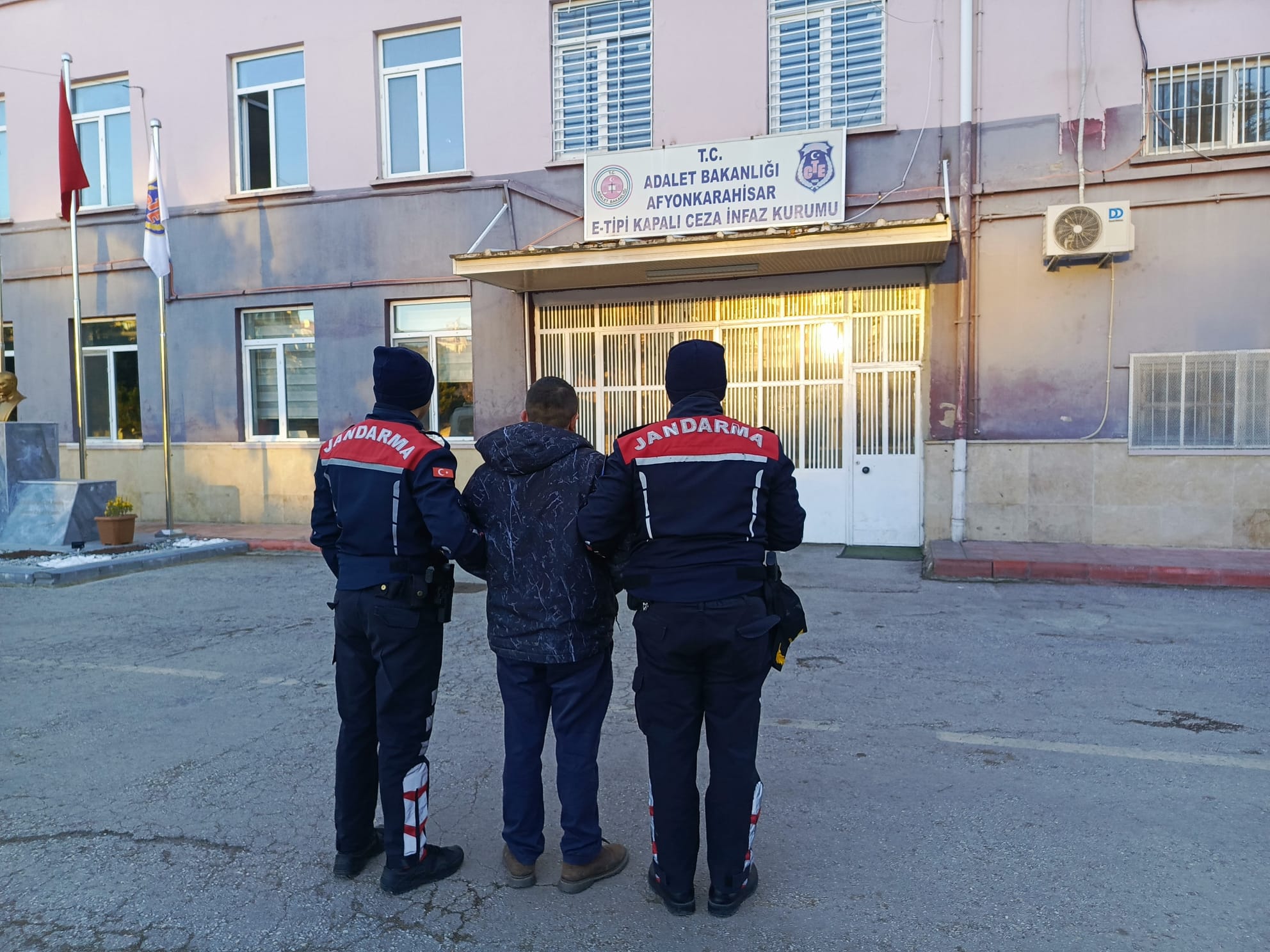 Afyonkarahisar’da Aranan 2 Şahıs Yakalandı: Jandarma, Hapis Cezası Bulunan 2 Kişiyi Tutukladı