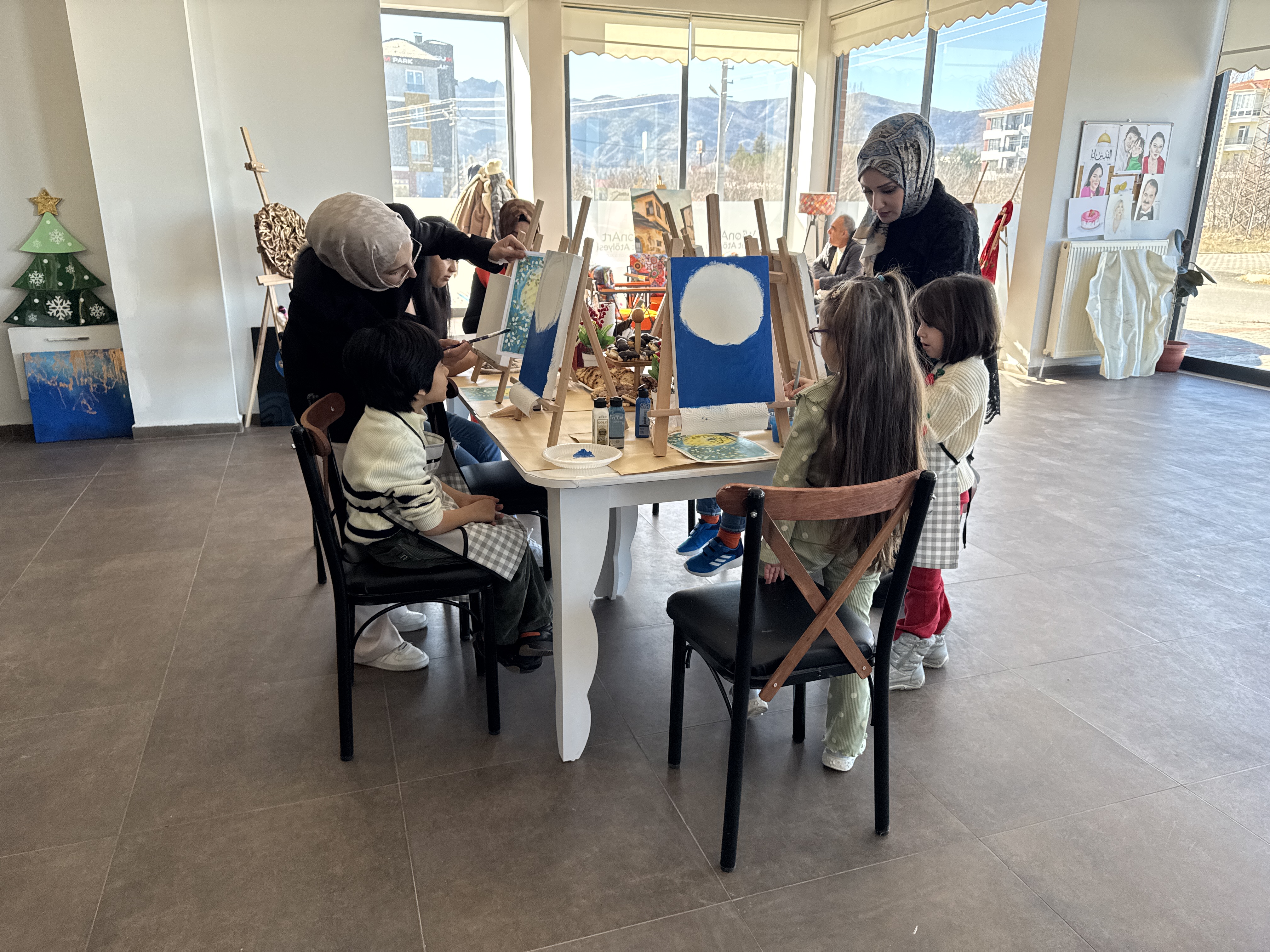 Depremzede Ressam Kurduğu Sanat Atölyesiyle Dünyasını Renklendirmeyi Sürdürüyor