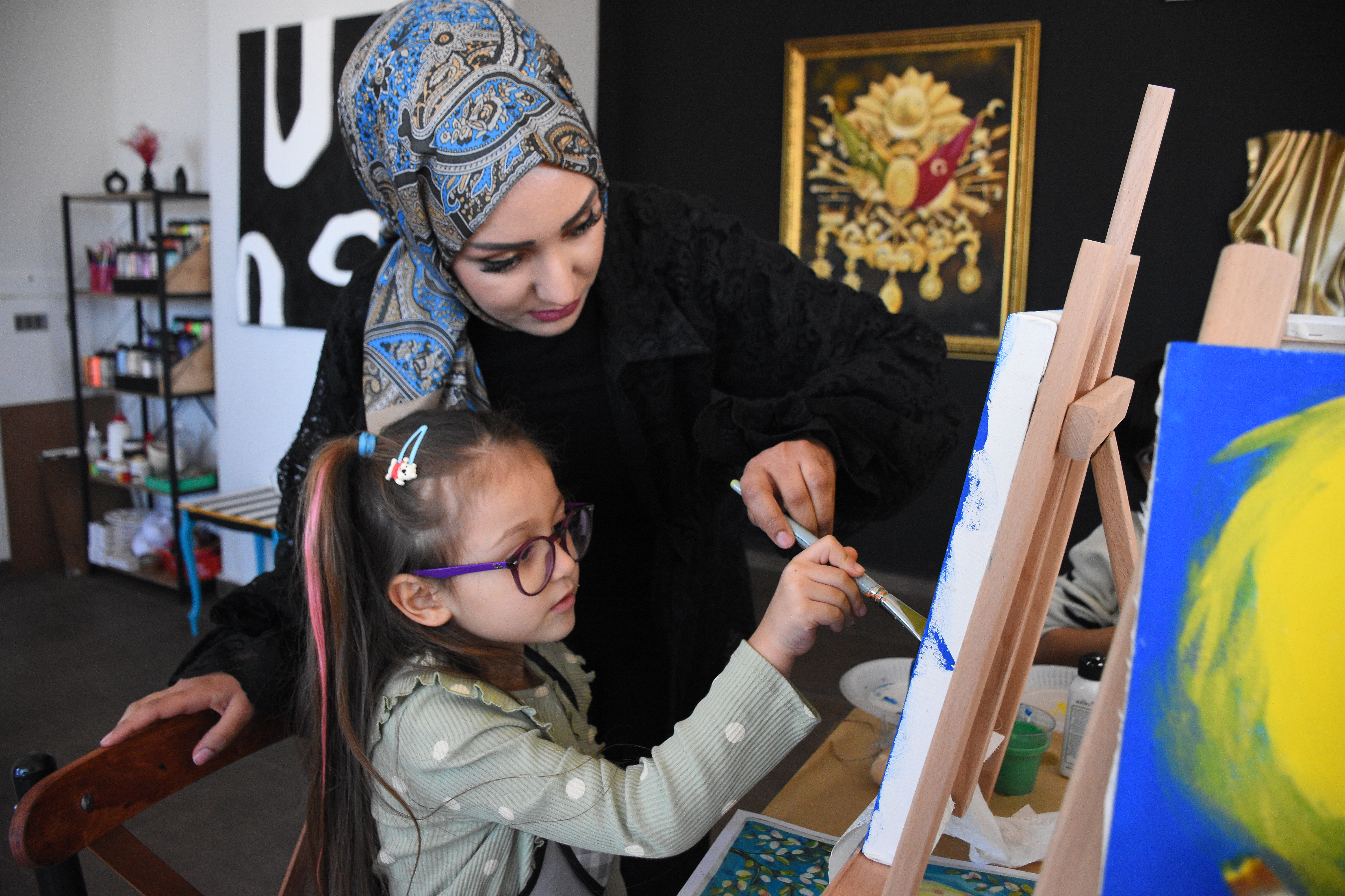 Depremzede Ressam Kurduğu Sanat Atölyesiyle Dünyasını Renklendirmeyi Sürdürüyor