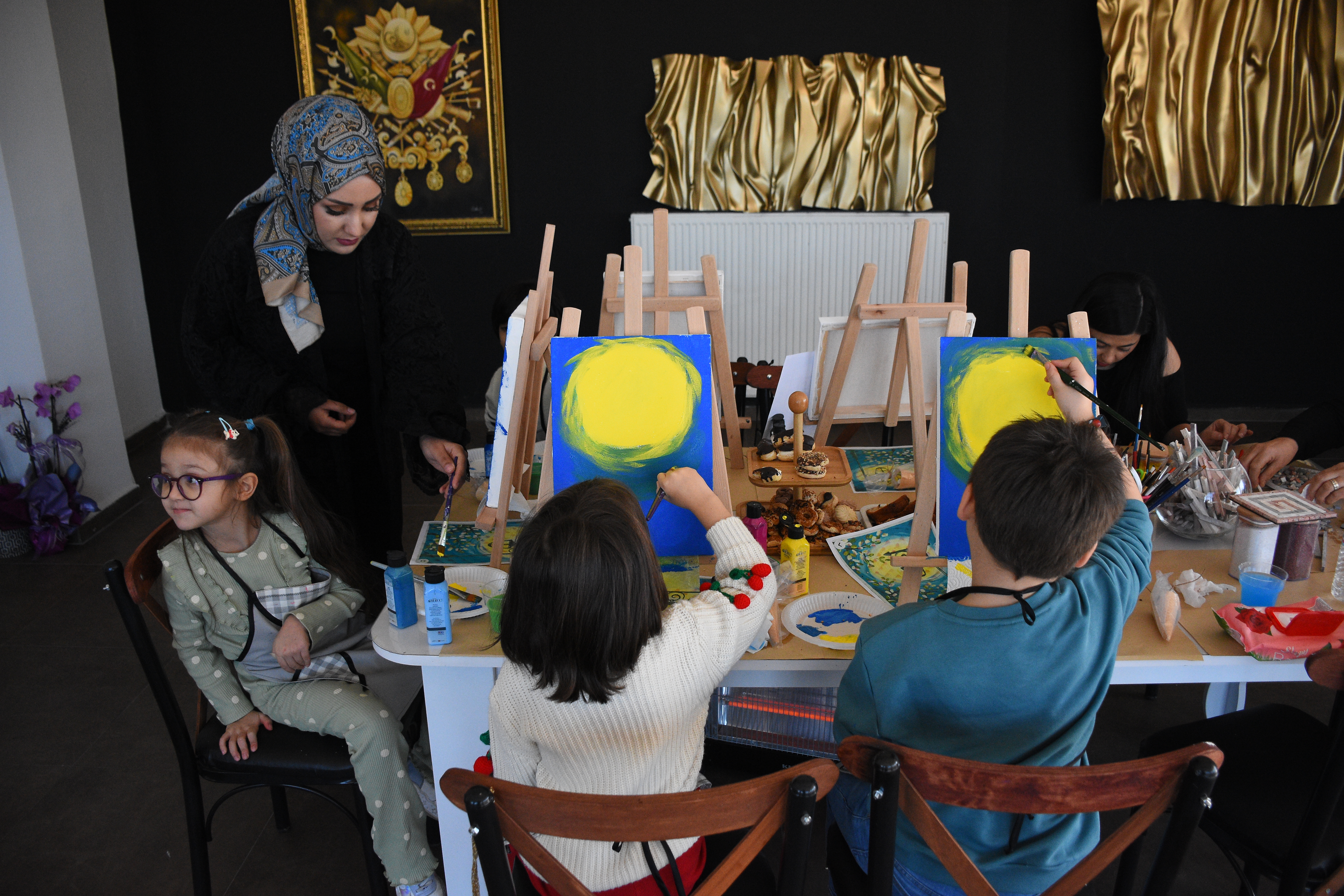 Depremzede Ressam Kurduğu Sanat Atölyesiyle Dünyasını Renklendirmeyi Sürdürüyor