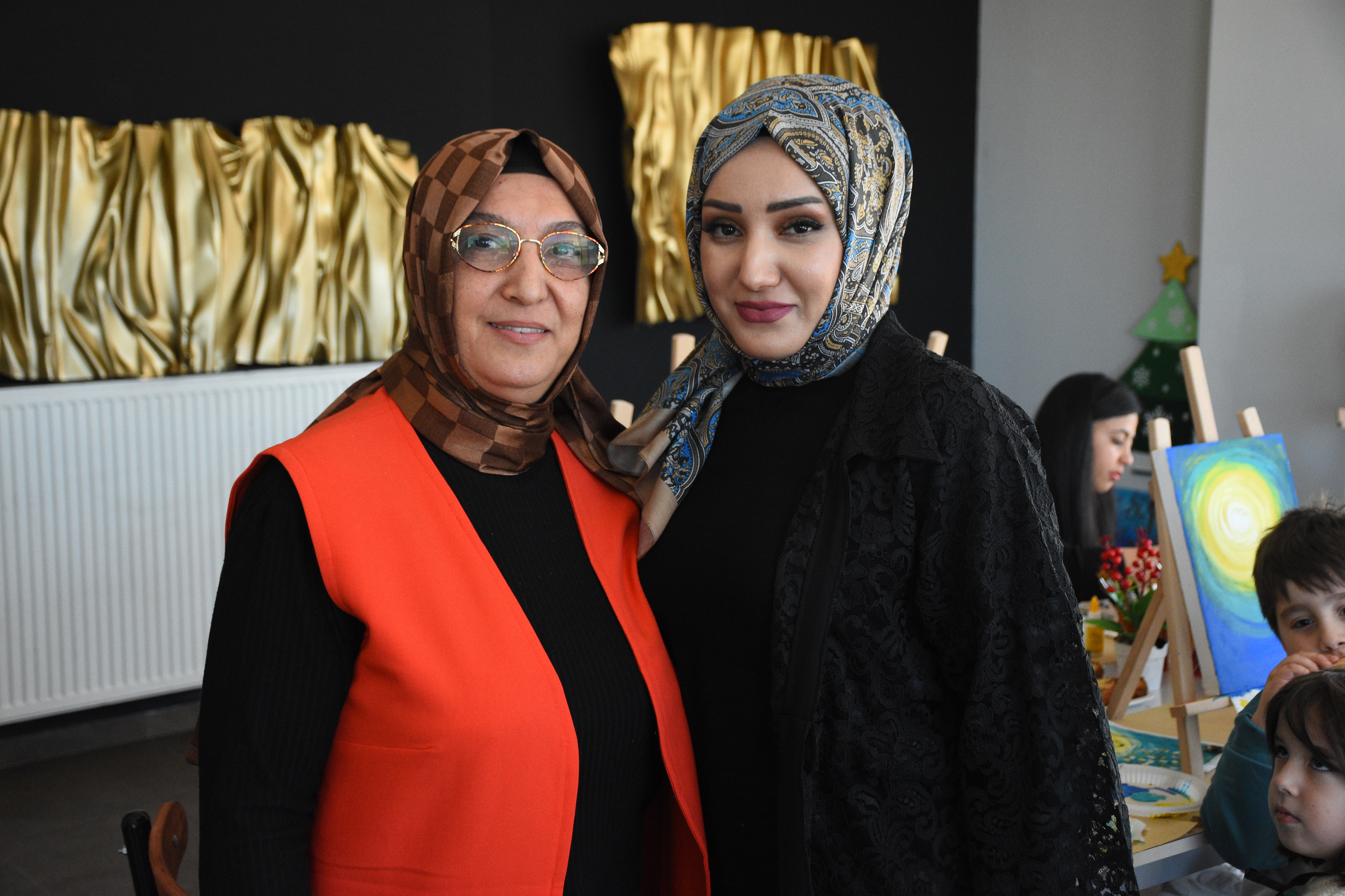 Depremzede Ressam Kurduğu Sanat Atölyesiyle Dünyasını Renklendirmeyi Sürdürüyor