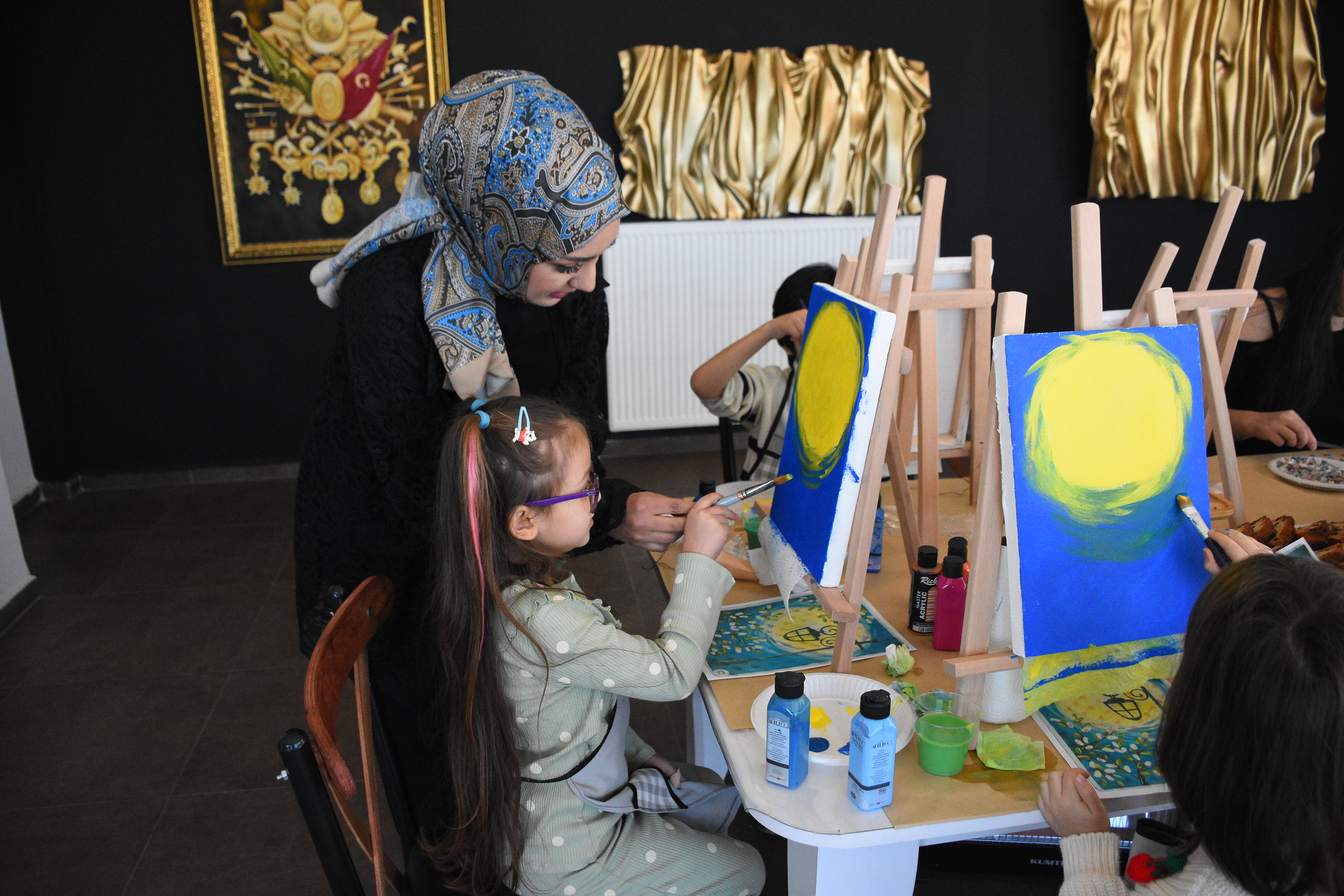 Depremzede Ressam Kurduğu Sanat Atölyesiyle Dünyasını Renklendirmeyi Sürdürüyor