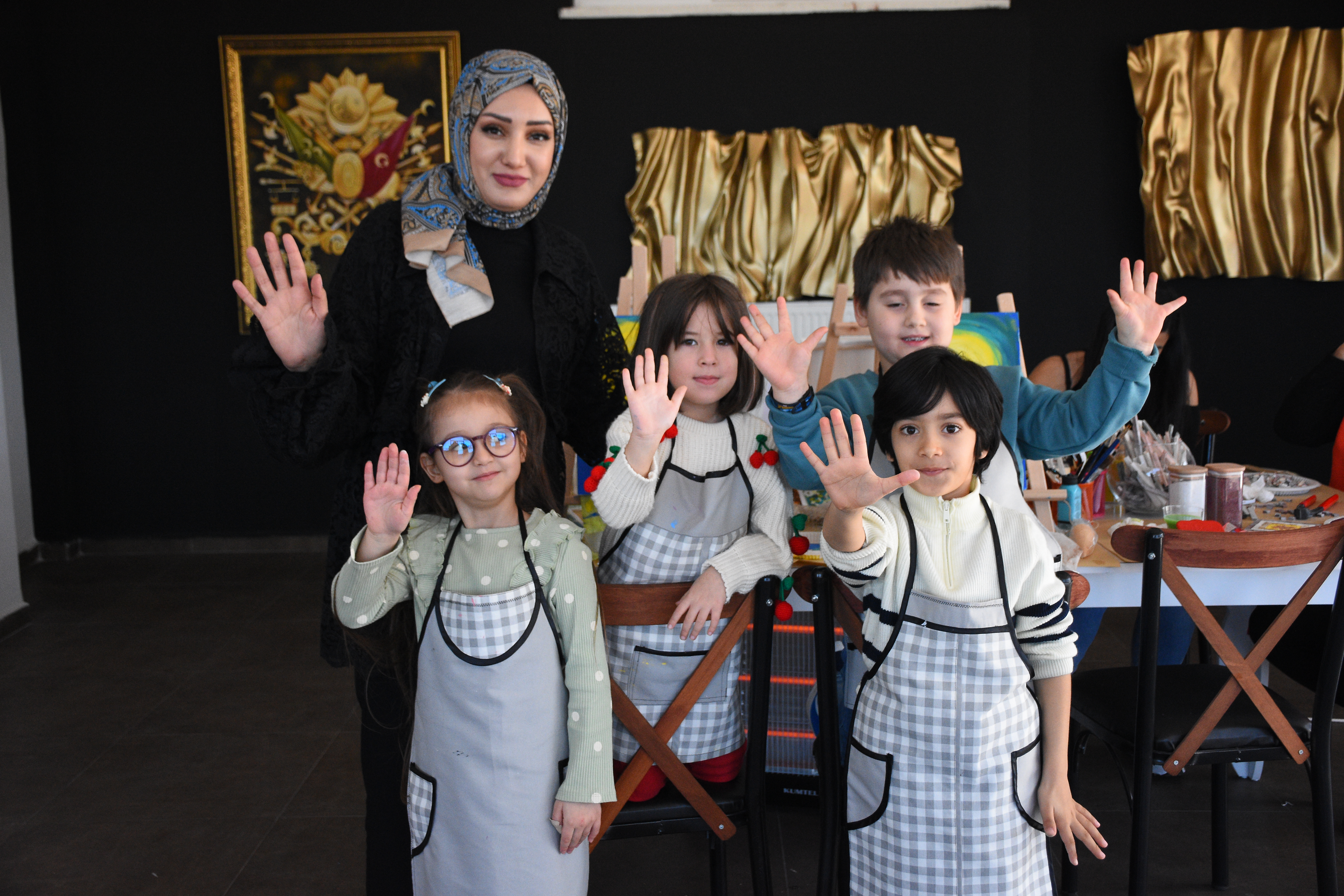 Depremzede Ressam Kurduğu Sanat Atölyesiyle Dünyasını Renklendirmeyi Sürdürüyor