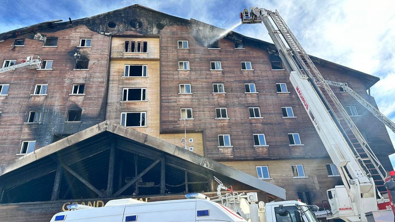Otel Yangınında Can Kaybı 66’ya Yükseldi: Yangının Ardından Güvenlik Önlemleri ve Denetimler Tartışma Konusu Oldu