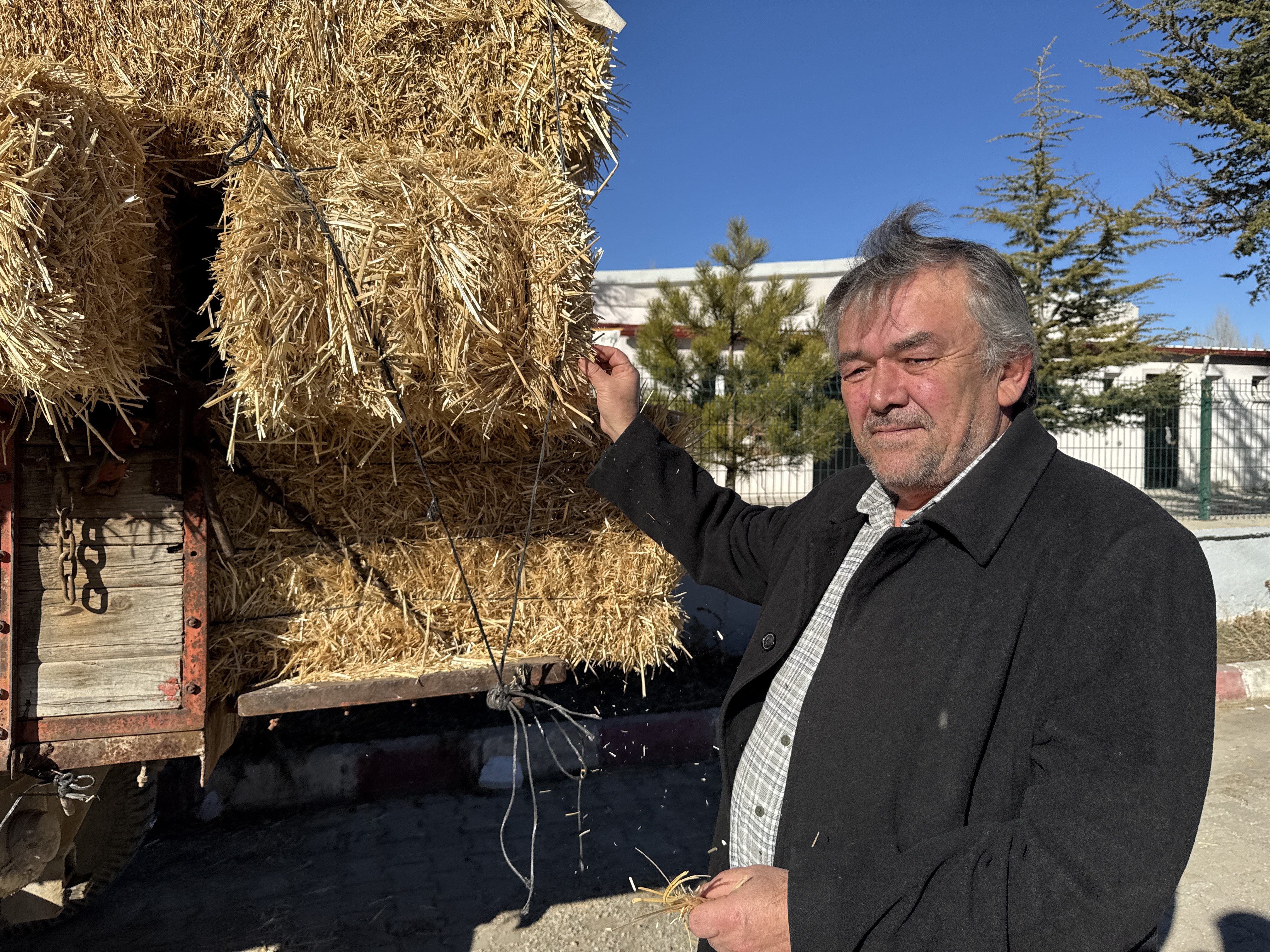"Saman Ev"İn Bacası 10 Yıldır Tütüyor! Hayalini Kurduğu Evi Köyüne İnşa Etti
