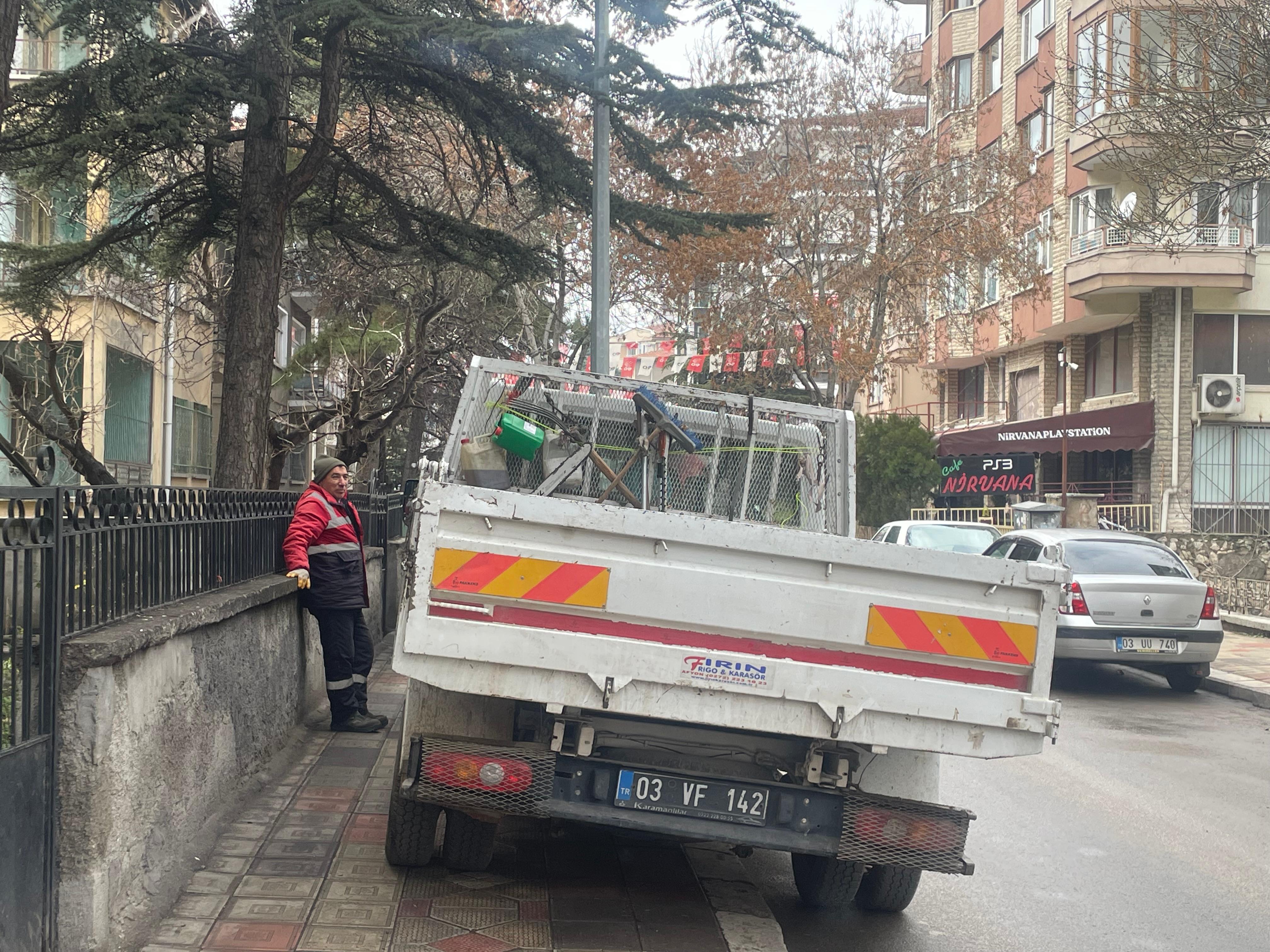 Afyonkarahisar’da Ağaç Budama Seferberliği Sürüyor: Ekipler Soğuk Havaya Aldırış Etmeden Çalışmalarına Devam Ediyor