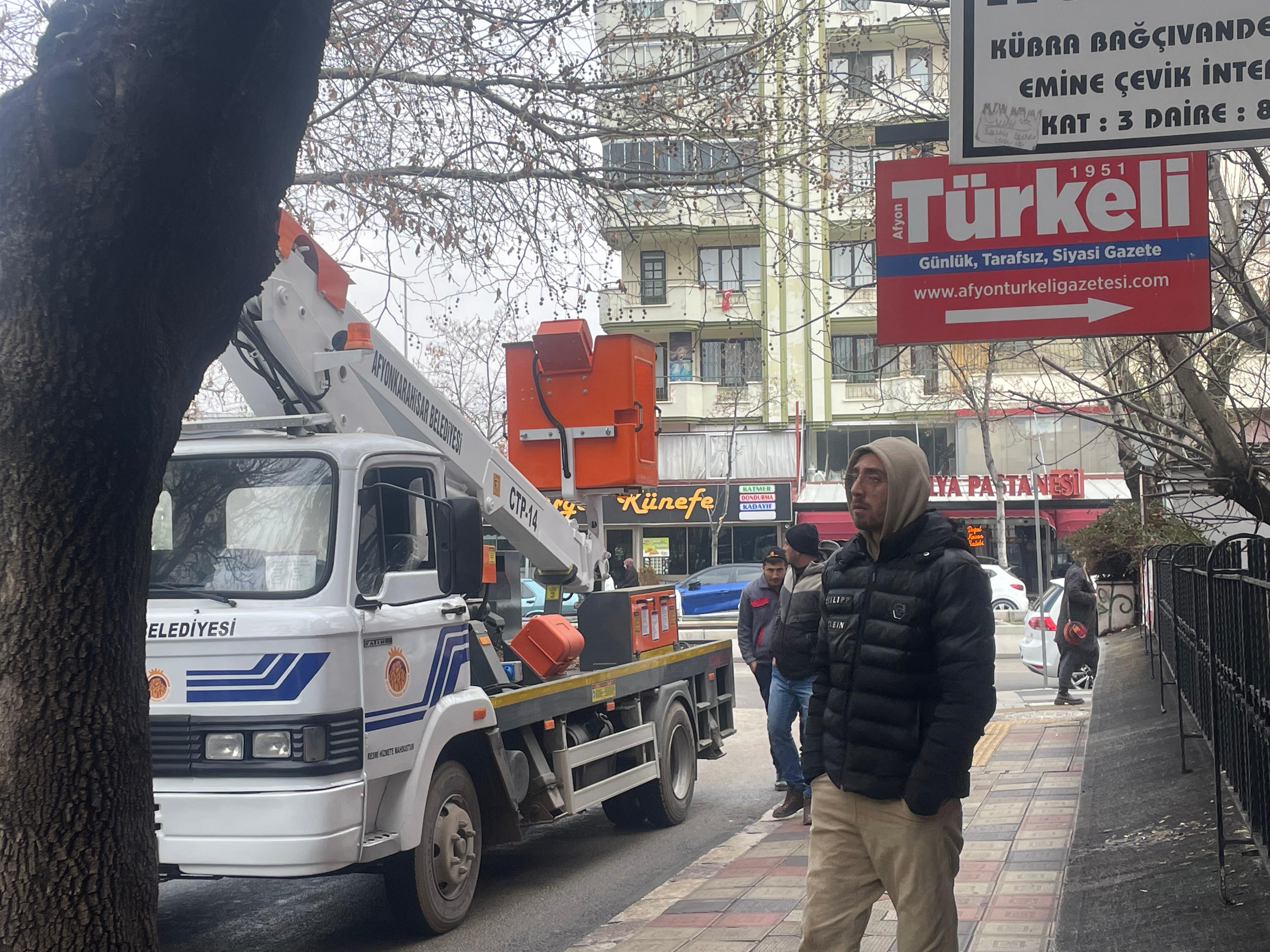 Afyonkarahisar’da Ağaç Budama Seferberliği Sürüyor: Ekipler Soğuk Havaya Aldırış Etmeden Çalışmalarına Devam Ediyor