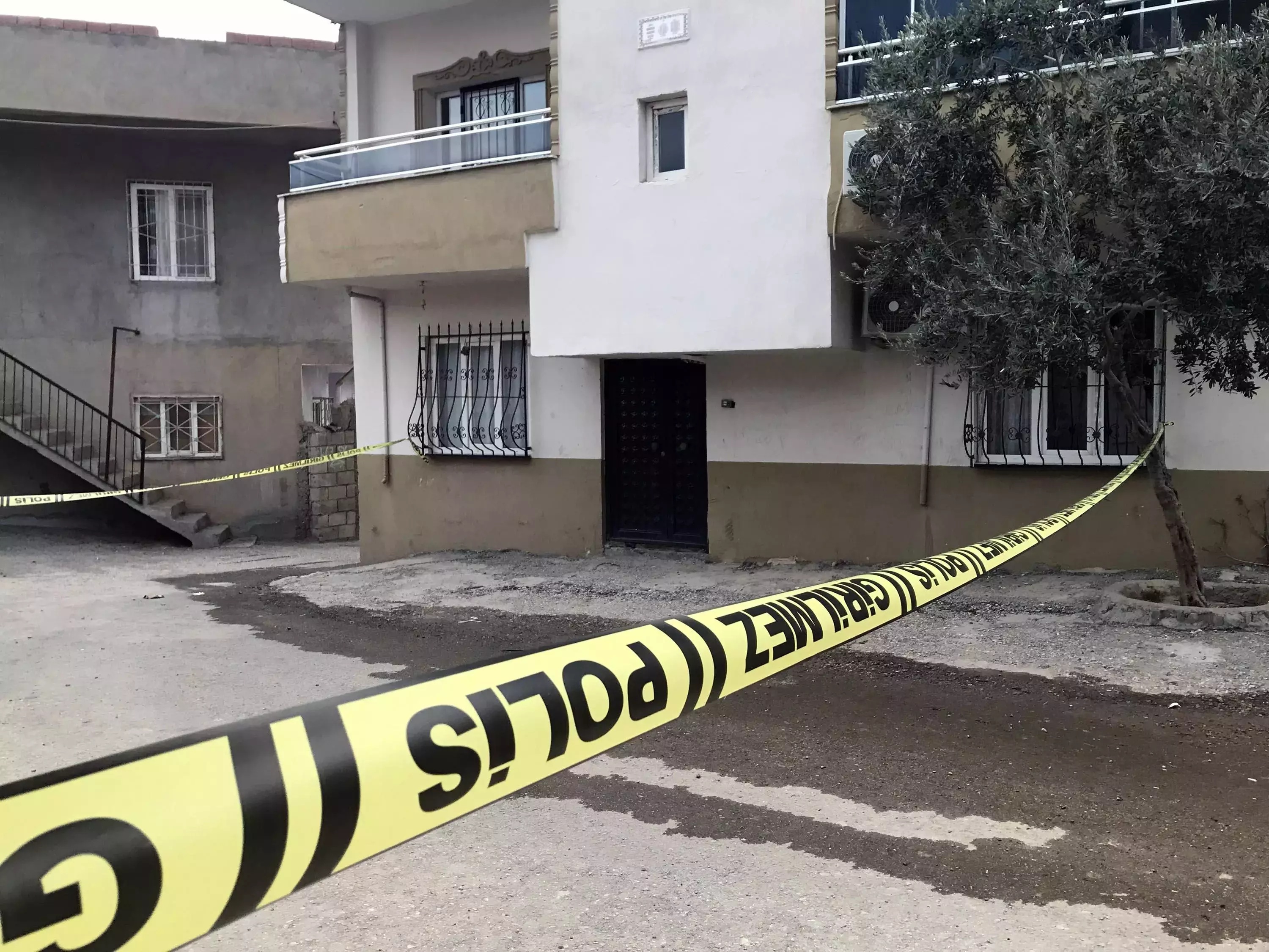 Silahla İntihara Kalkışan Genç Önce Annesini Sonra Kendini Vurdu