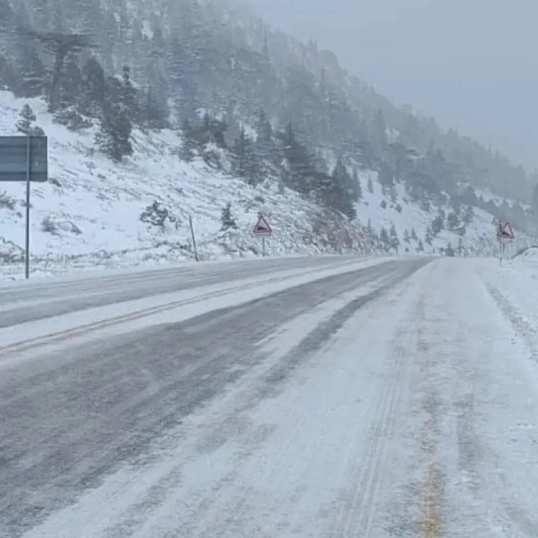 Bu yolu kullanacak sürücüler  Kar kalınlığı 15 santimi geçti