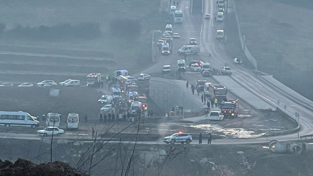 Tuzla'da servis minibüsü dere yatağına düştü: 1 ölü, 14 yaralı