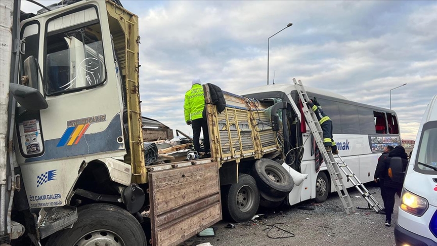 Feci Kaza: Park Halindeki Tıra Çarpan Kamyon Yolcu Otobüsüyle de Çarpıştı