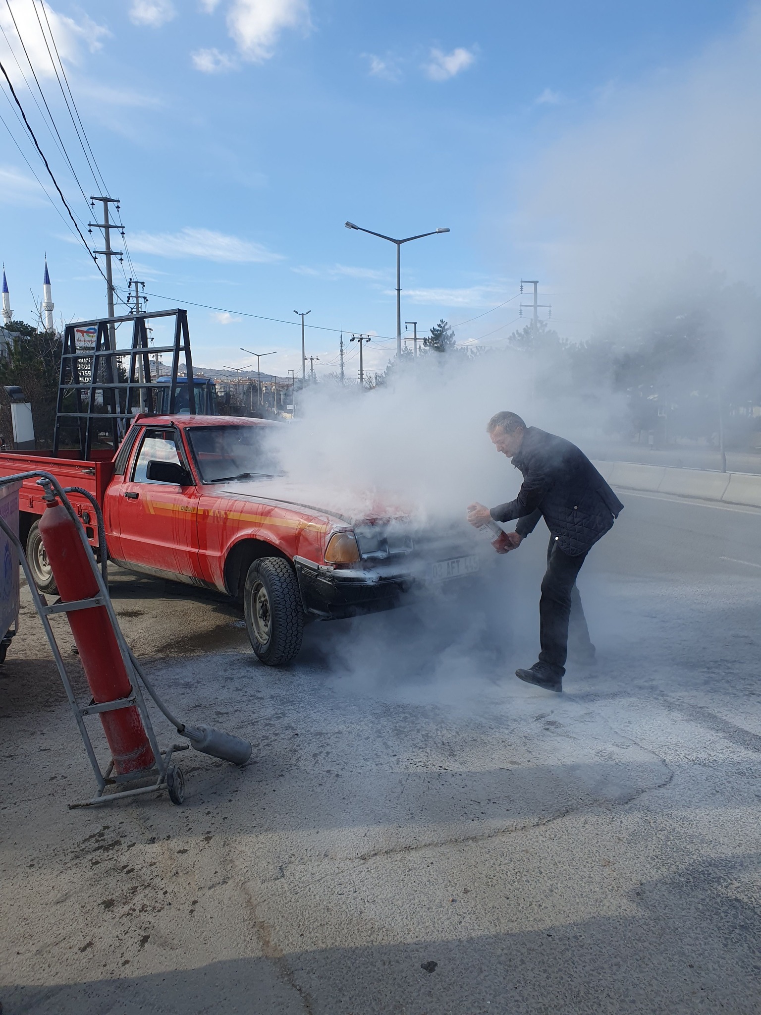 Araç Yangınına  Vatandaştan Yerinde Müdahale