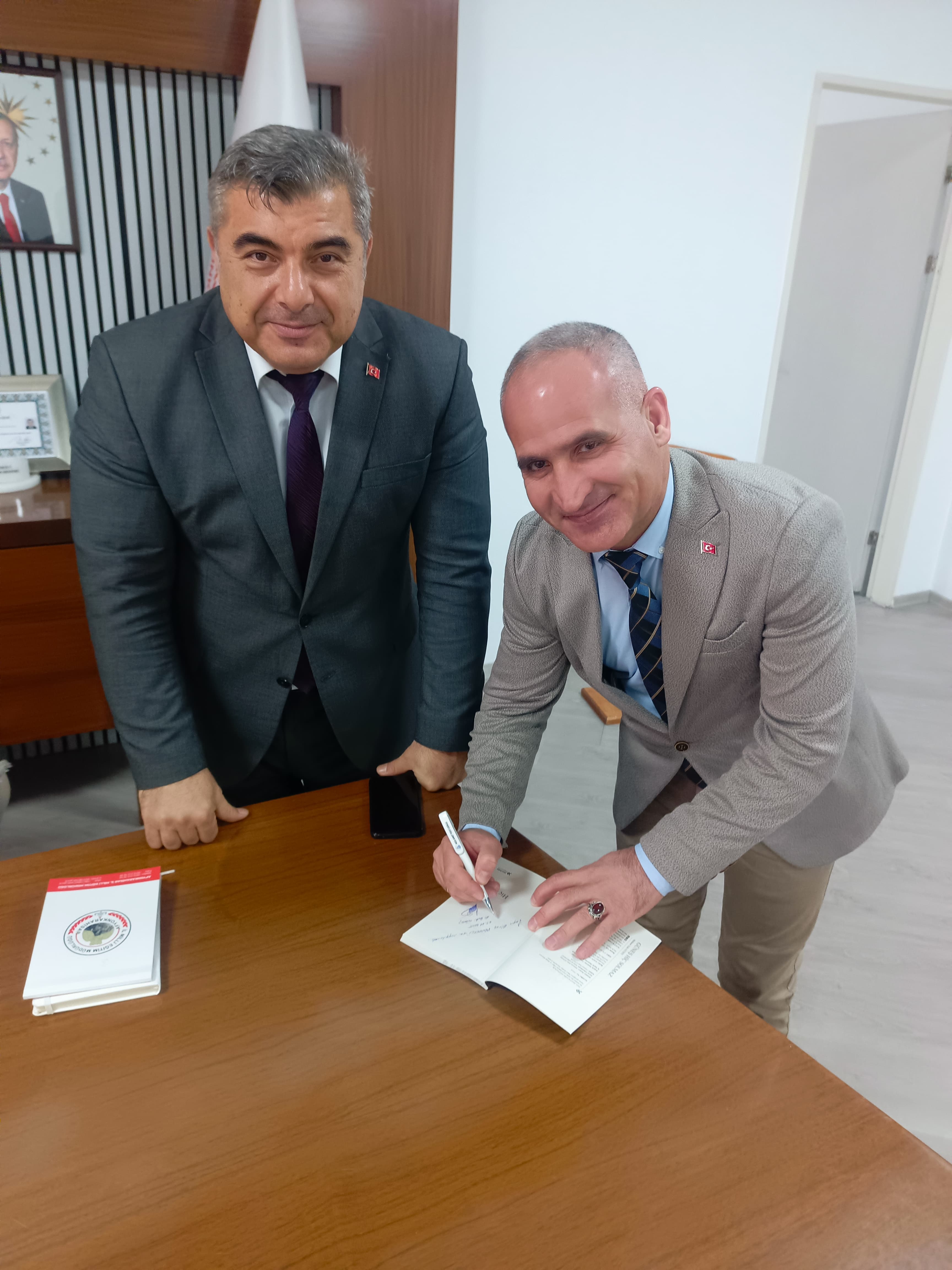 MÜDÜR GÜNEŞ'TEN ANLAMLI HEDİYE