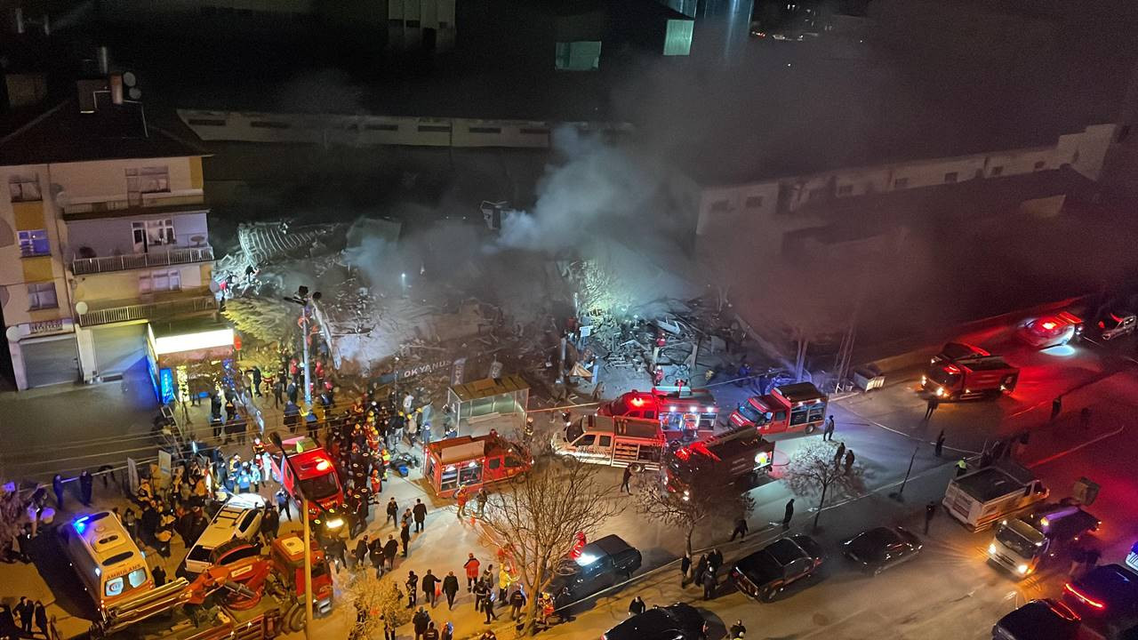 Konya'da 3 Katlı Bina Çöktü! Kurtarma Çalışmaları Aralıksız Sürüyor