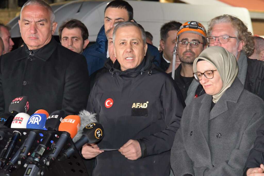 Bakan Yerlikaya: “Arama kurtarma çalışmalarımız devam etmektedir”