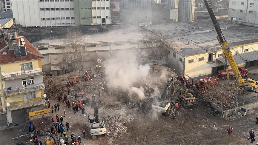 Konya'da 4 Katlı Bina Çöktü: Üç Kişi Sağ Kurtarıldı, İki Kişi Daha Enkazda