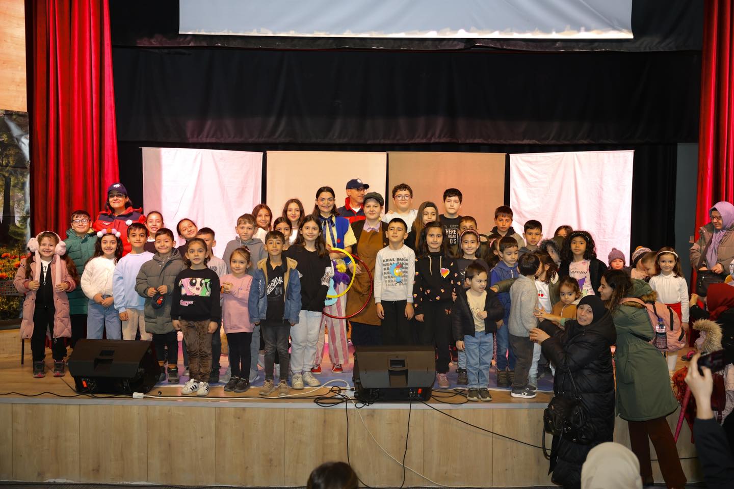 Sandıklı’da Çocuklara Karne Hediyesi: “Pinokyo Gönüllü Oluyor” Tiyatrosu Yoğun İlgi Gördü