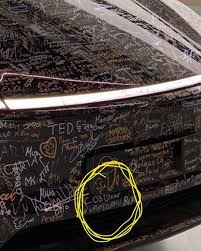 TESLA'NIN BERLİN FABRİKASINDAN ÇIKAN İLK MODEL Y ARACINDA "03 DİNAR" İMZASI!