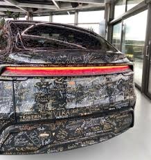 TESLA'NIN BERLİN FABRİKASINDAN ÇIKAN İLK MODEL Y ARACINDA "03 DİNAR" İMZASI!