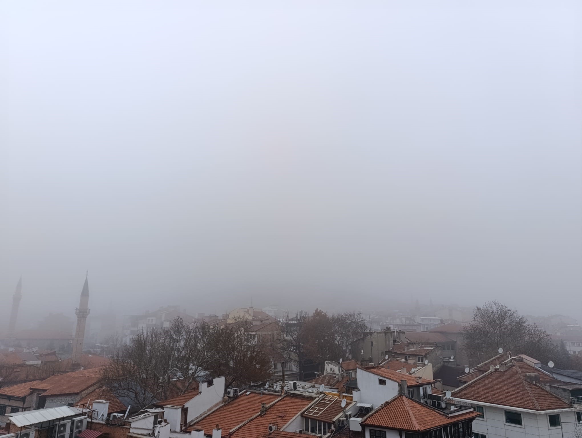 Afyonkarahisar’da Sis, Karahisar Kalesi’ni Gözlerden Kayboldu