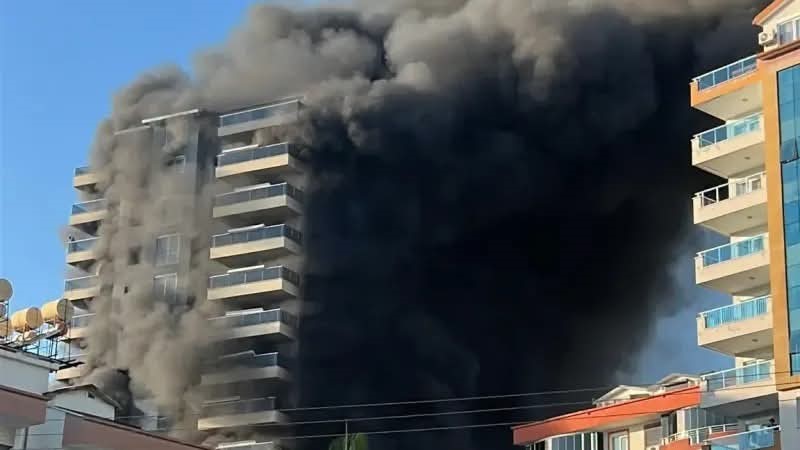 Antalya'da 9 Katlı Otel İnşaatında Yangın! İşçiler Mahsur Kaldı