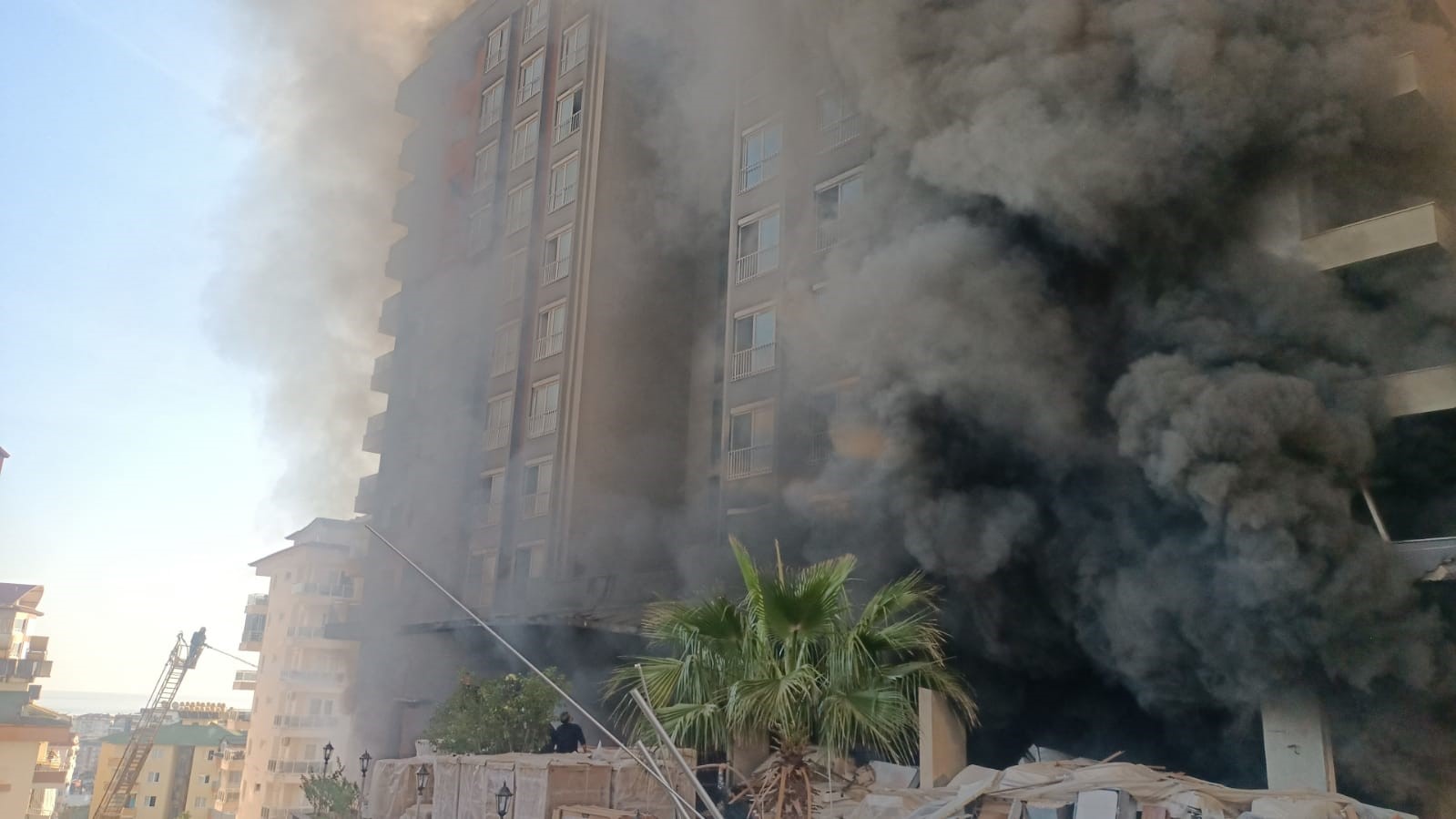 Antalya'da 9 Katlı Otel İnşaatında Yangın! İşçiler Mahsur Kaldı