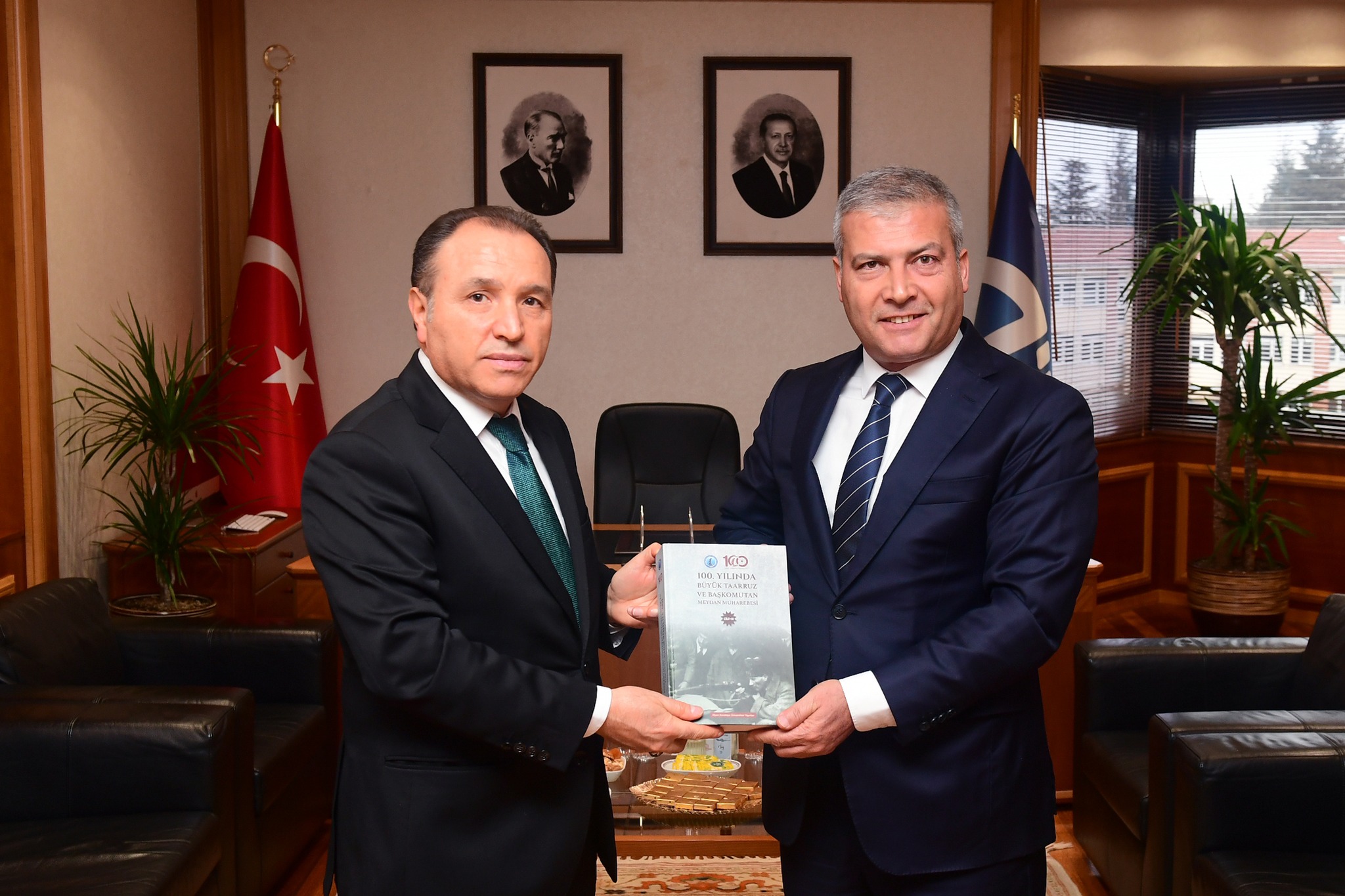 AKÜ Rektörü Karakaş'dan, Anadolu Üniversitesi Rektörü Adıgüzel'e Hayırlı Olsun Ziyareti
