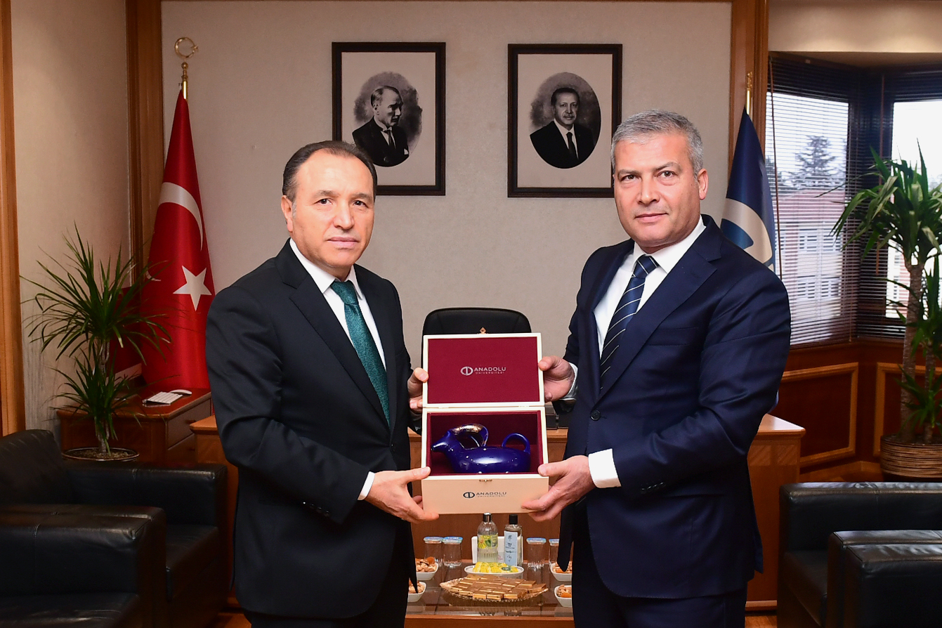 AKÜ Rektörü Karakaş'dan, Anadolu Üniversitesi Rektörü Adıgüzel'e Hayırlı Olsun Ziyareti