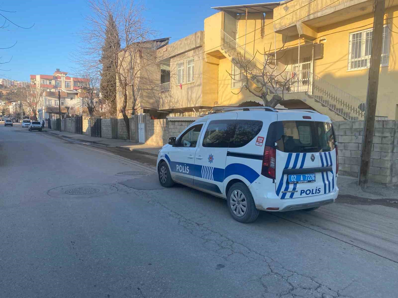 Önce Bıçakladılar, Sonra Dövdüler