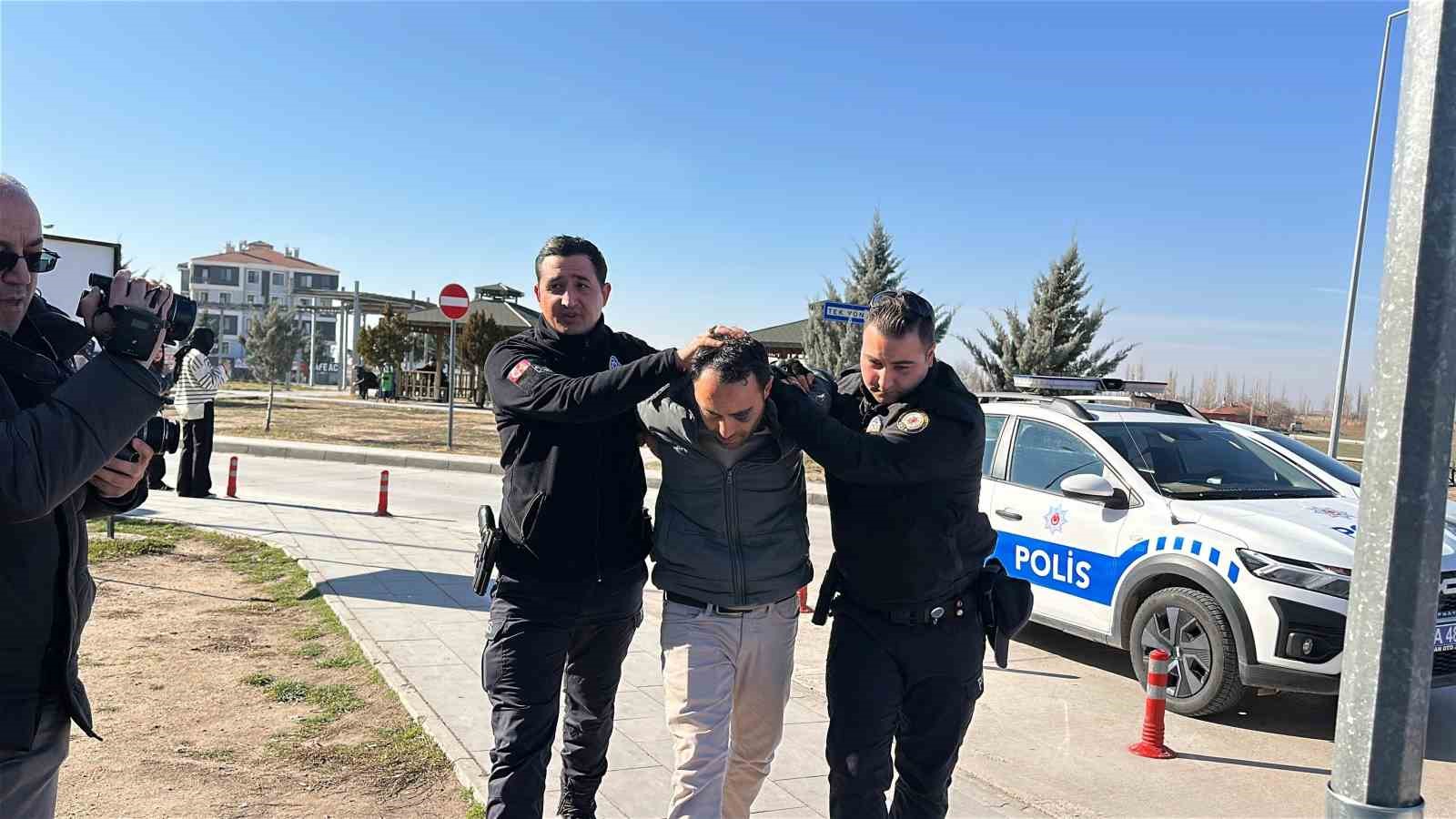 Kendisini Darp Eden Komşusunu Sırtından Bıçakladı