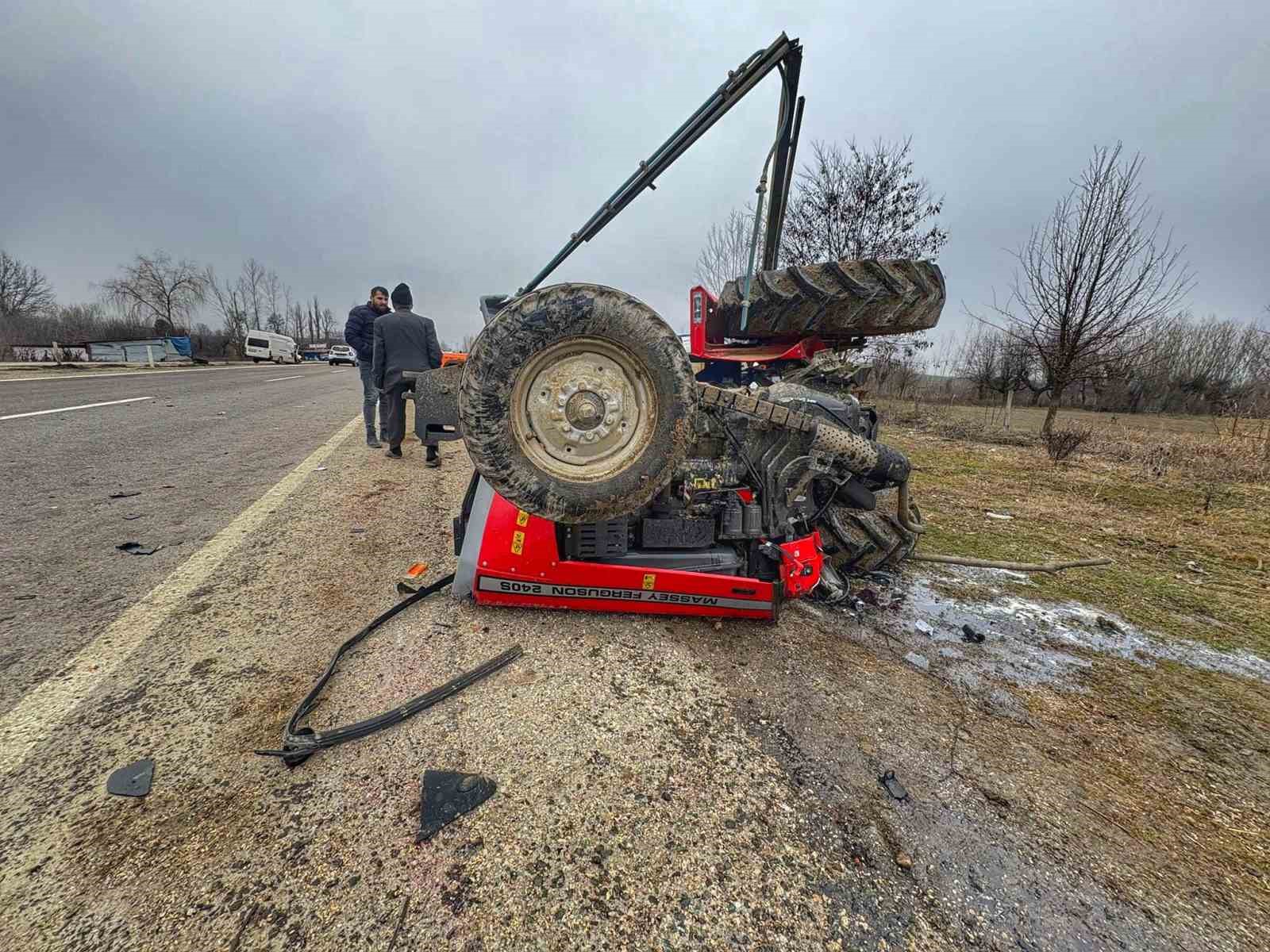 Minibüsle Çarpışan Traktör Devrildi: 3 Yaralı
