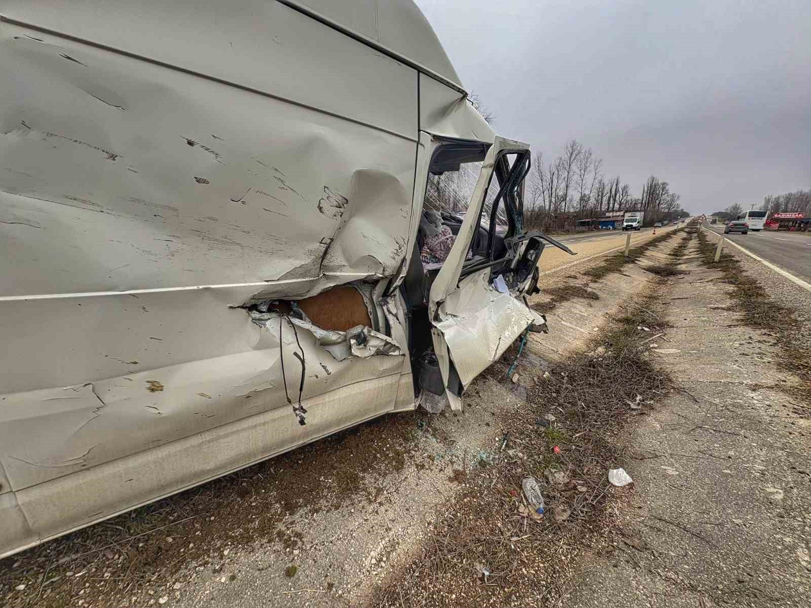 Minibüsle Çarpışan Traktör Devrildi: 3 Yaralı