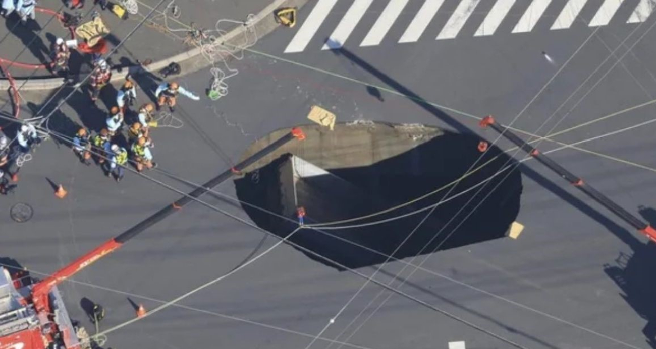 Japonya’da Yol Çöktü, Oluşan Dev Çukura Kamyonet Düştü