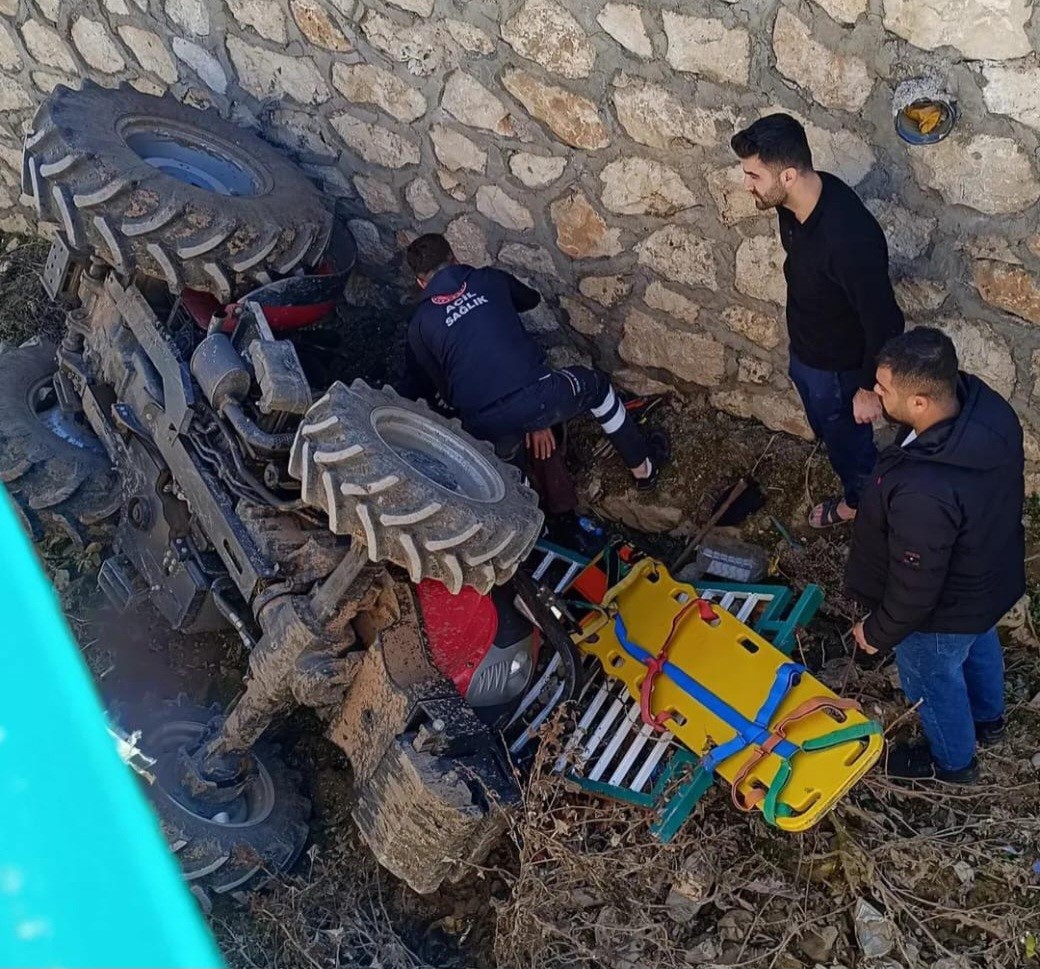Traktör Dere Yatağına Devrildi: 1 Yaralı