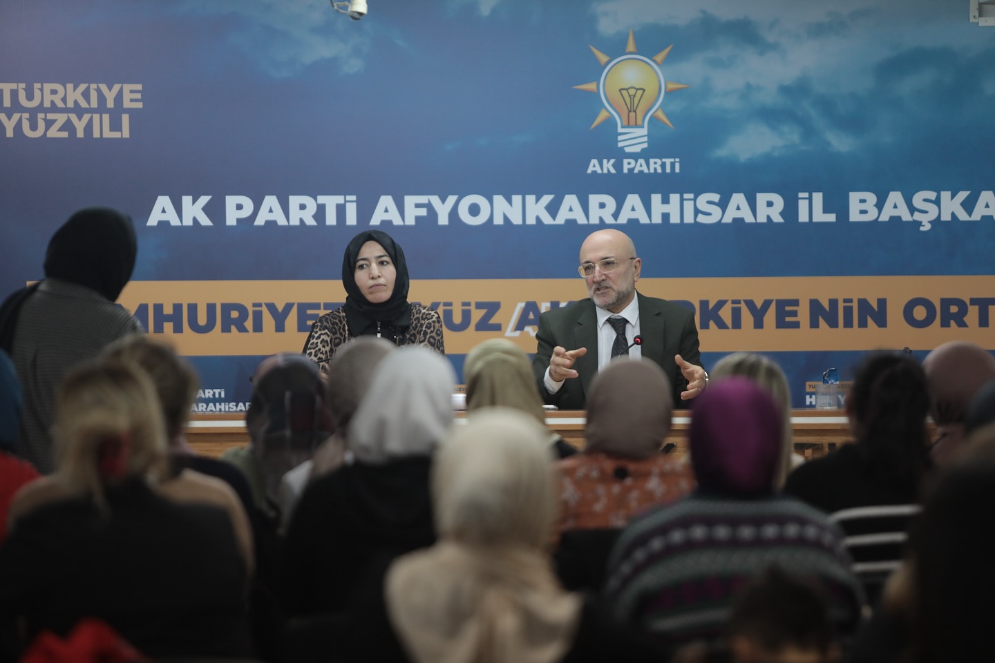 İl Başkanı Şahin, Kadın Kolları Yönetimi ile Toplantıda Bir Araya Geldi