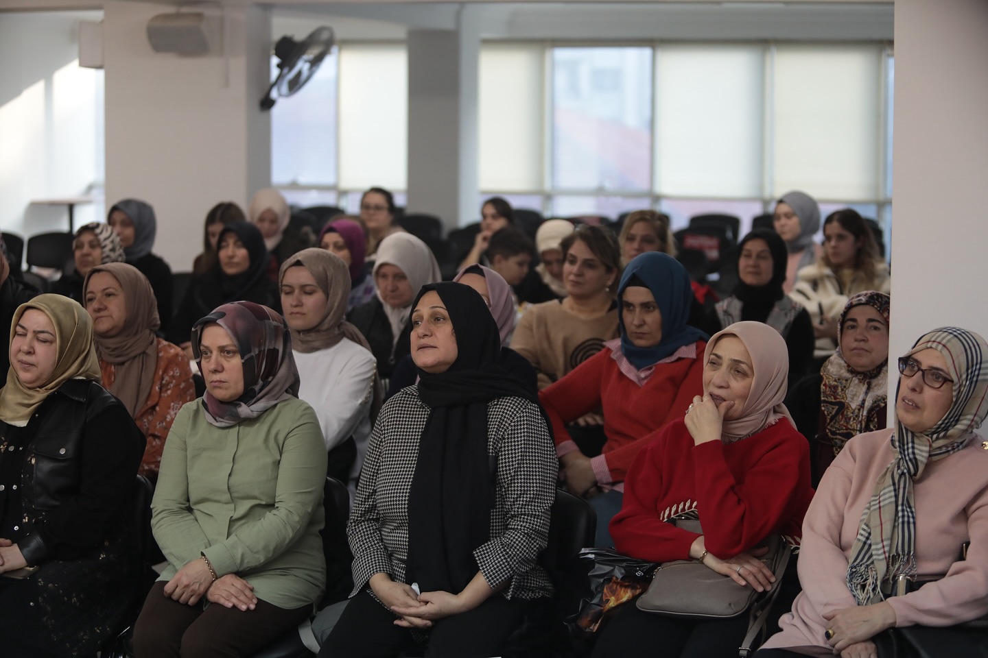İl Başkanı Şahin, Kadın Kolları Yönetimi ile Toplantıda Bir Araya Geldi