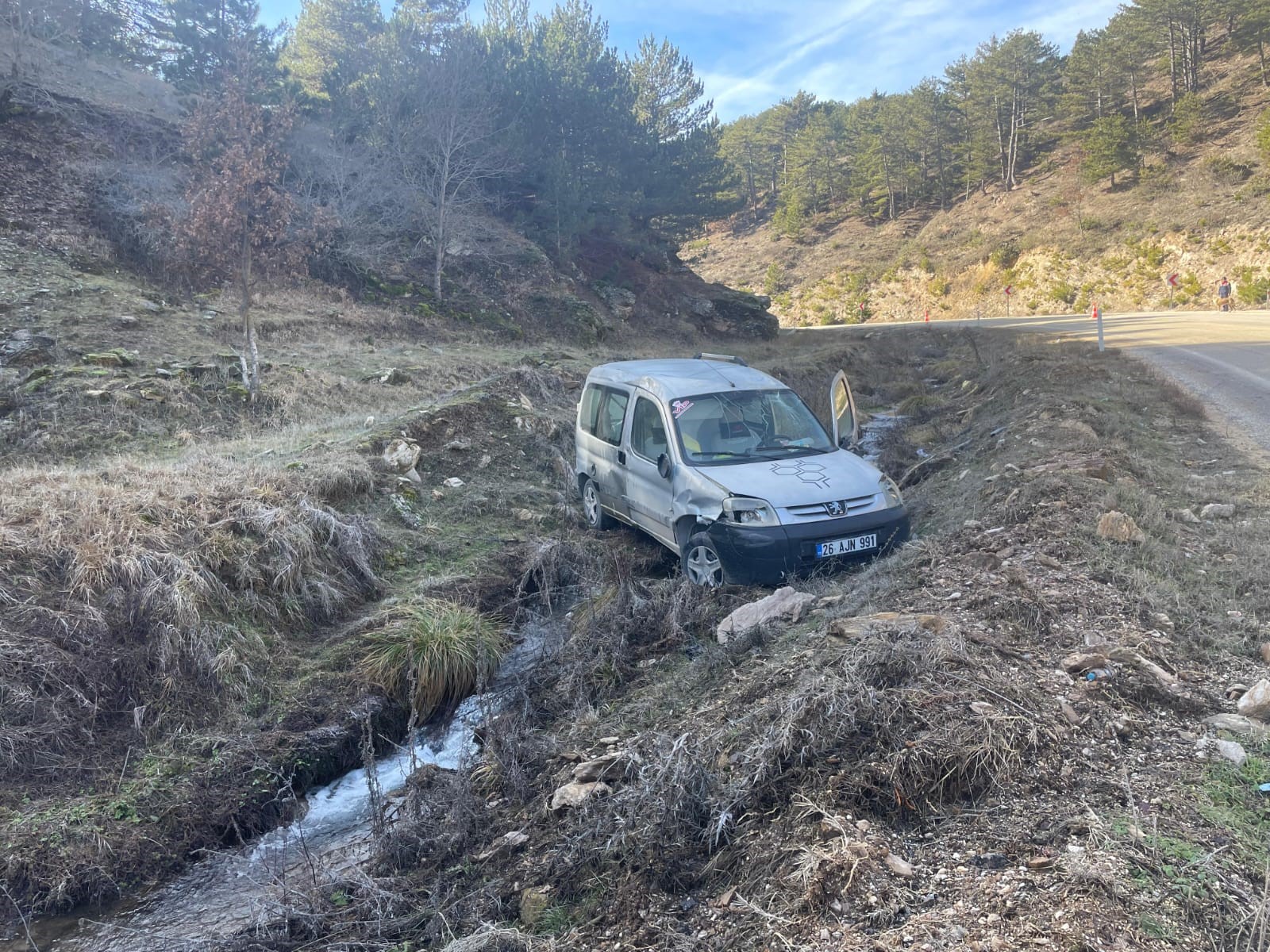 Eskişehir-Afyonkarahisar Yolunda Kaza! Araç Şarampole Uçtu