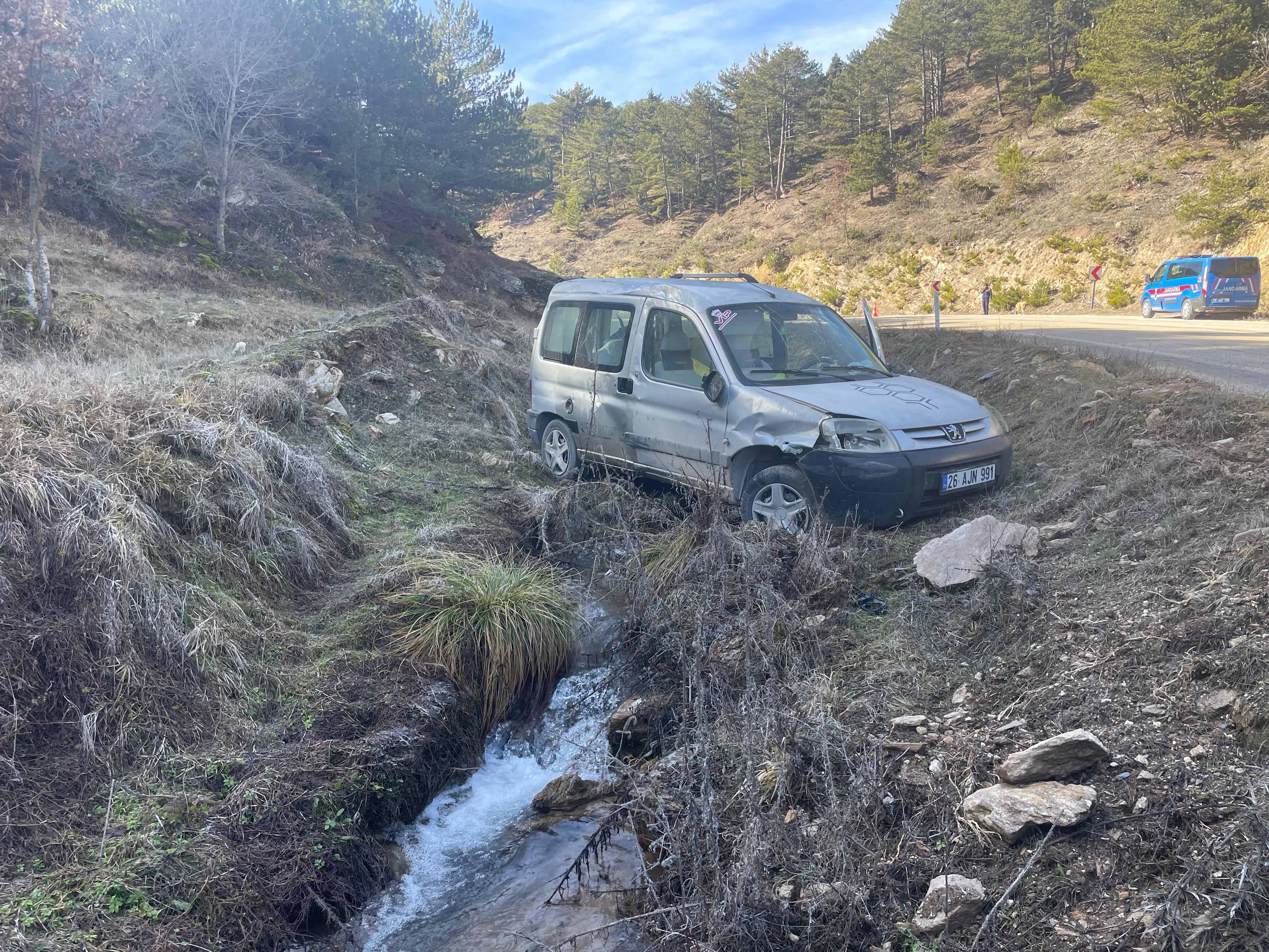 Eskişehir-Afyonkarahisar Yolunda Kaza! Araç Şarampole Uçtu