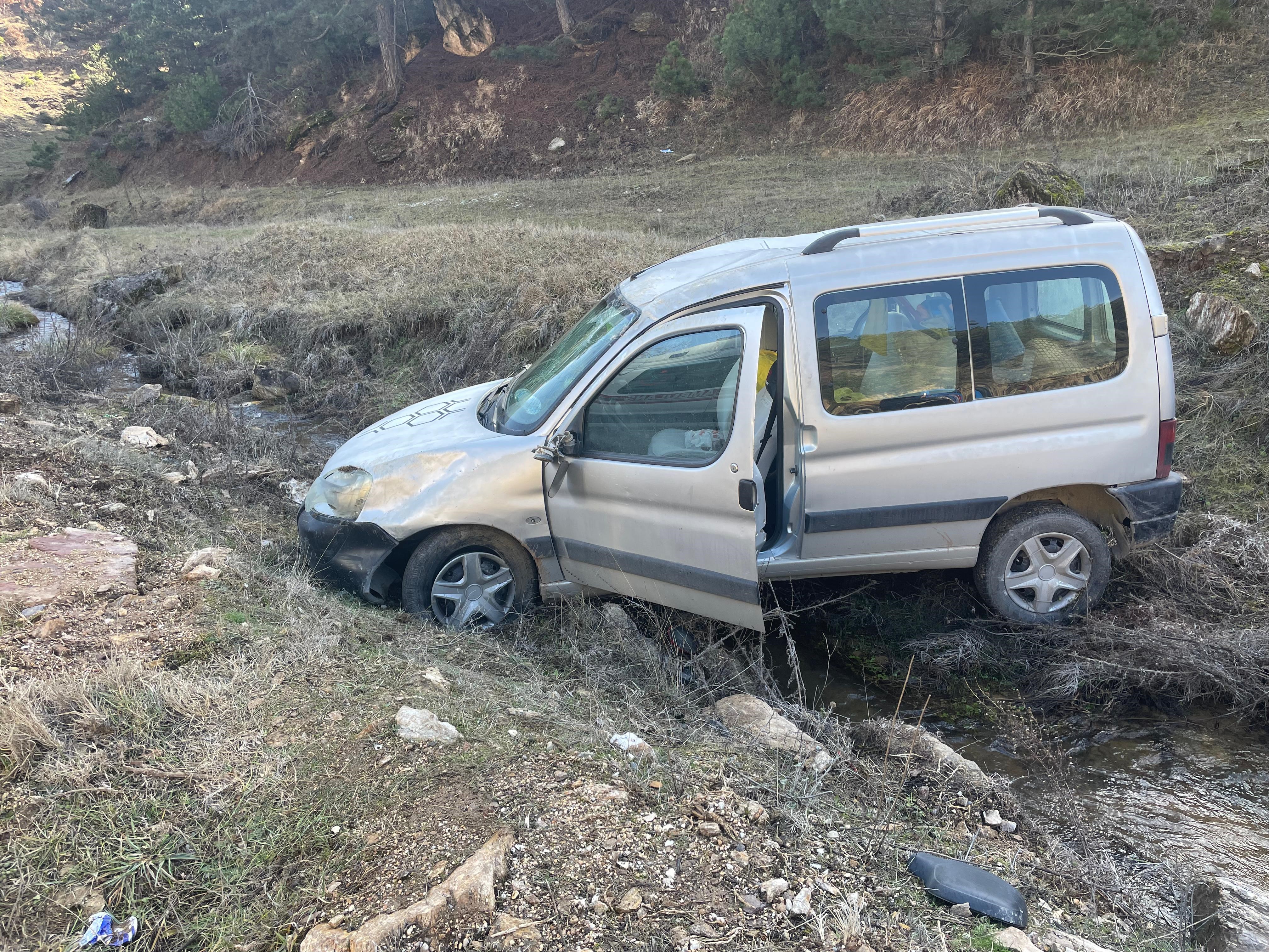 Eskişehir-Afyonkarahisar Yolunda Kaza! Araç Şarampole Uçtu