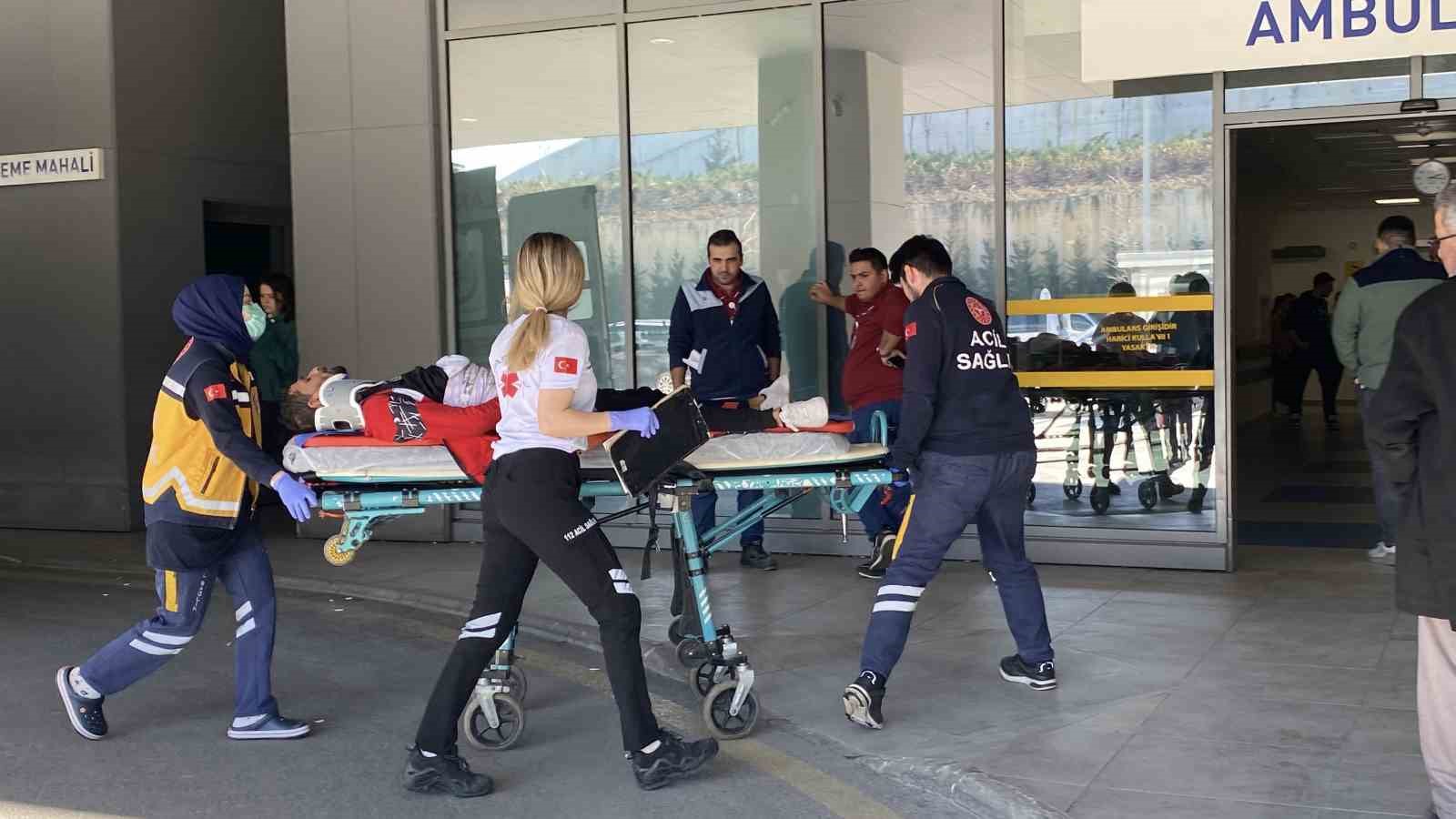 Balkondan Düşen Genç Adam Yaralandı