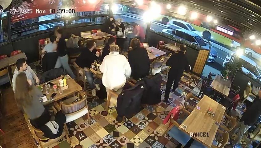 Seyir Halindeki Araçtan Restorana Torpil Atıldı