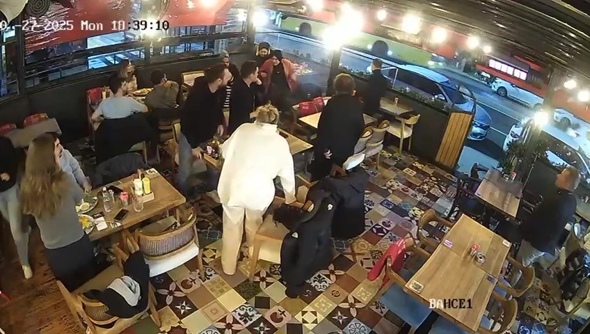 Seyir Halindeki Araçtan Restorana Torpil Atıldı