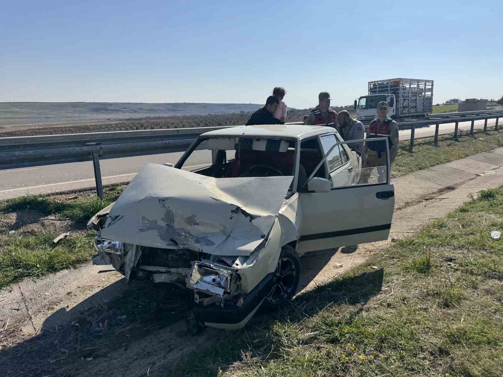 Bariyerlere Çarpan Otomobildeki 2 Kişi Yaralandı