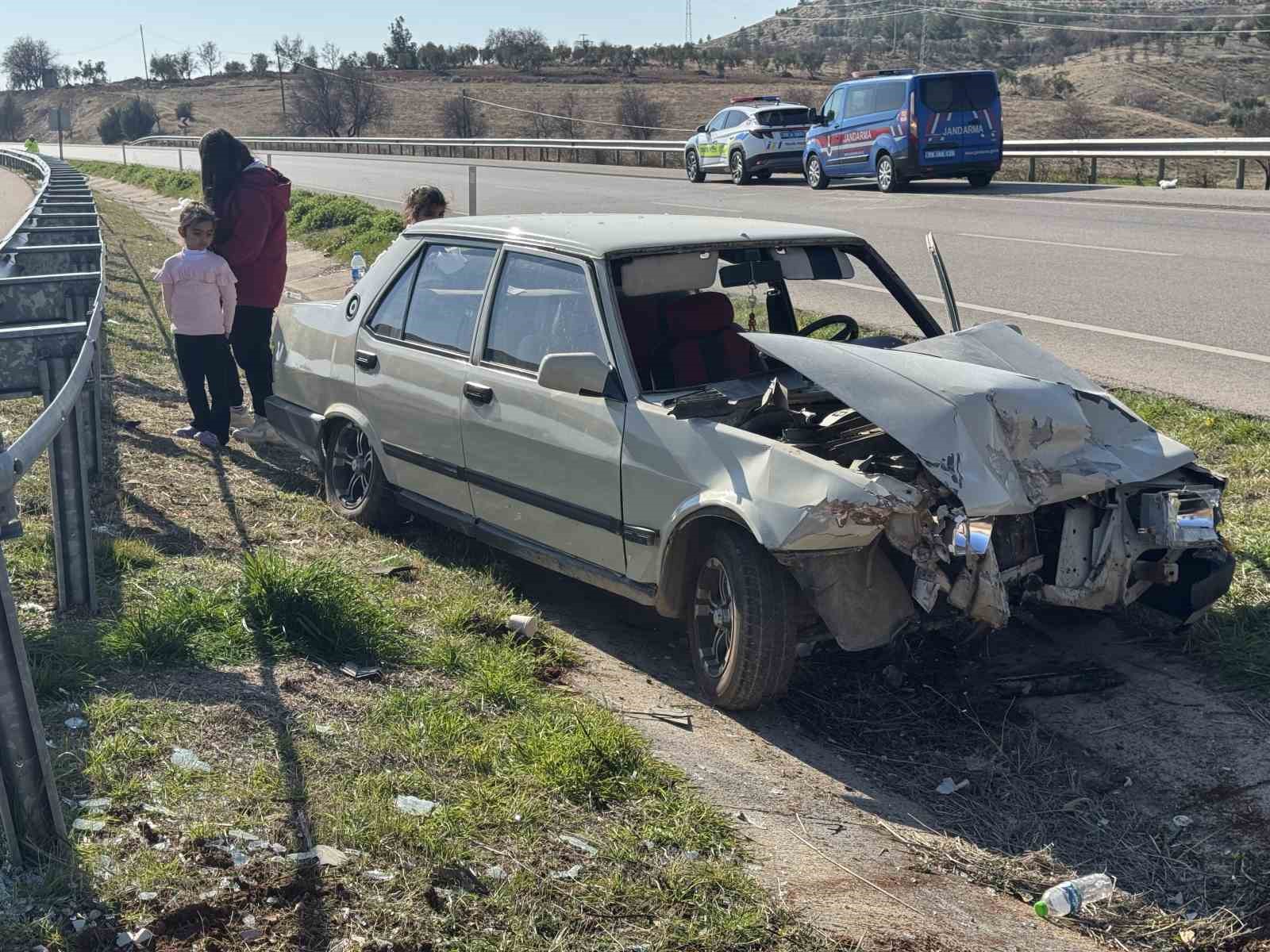 Bariyerlere Çarpan Otomobildeki 2 Kişi Yaralandı